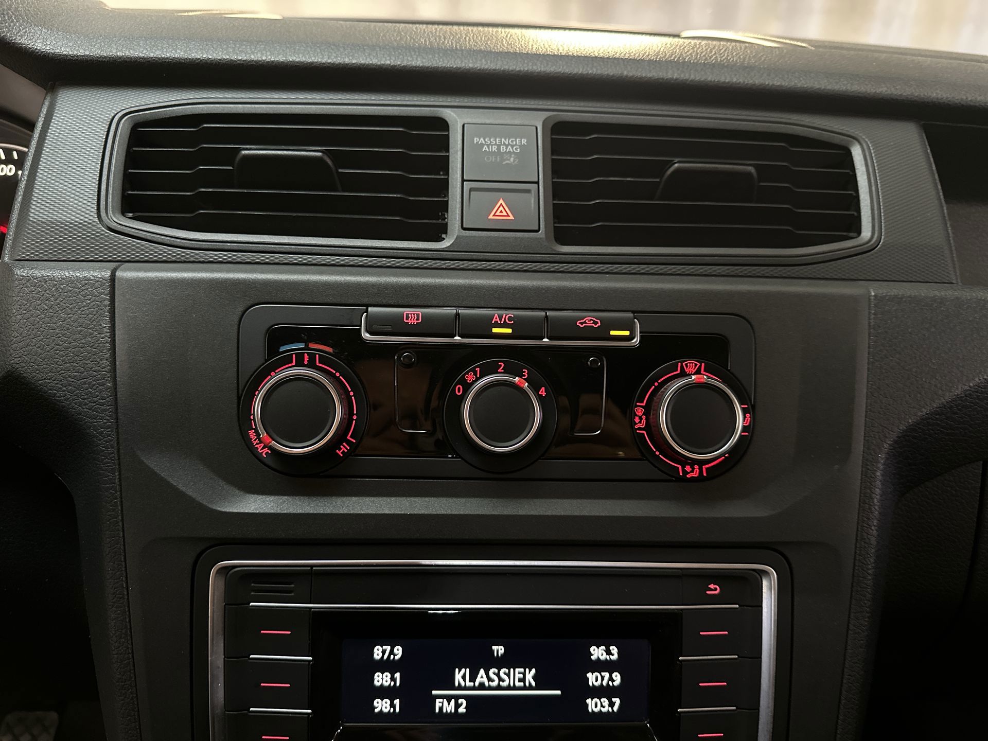 Foto van Volkswagen Caddy Modified Partition Wall