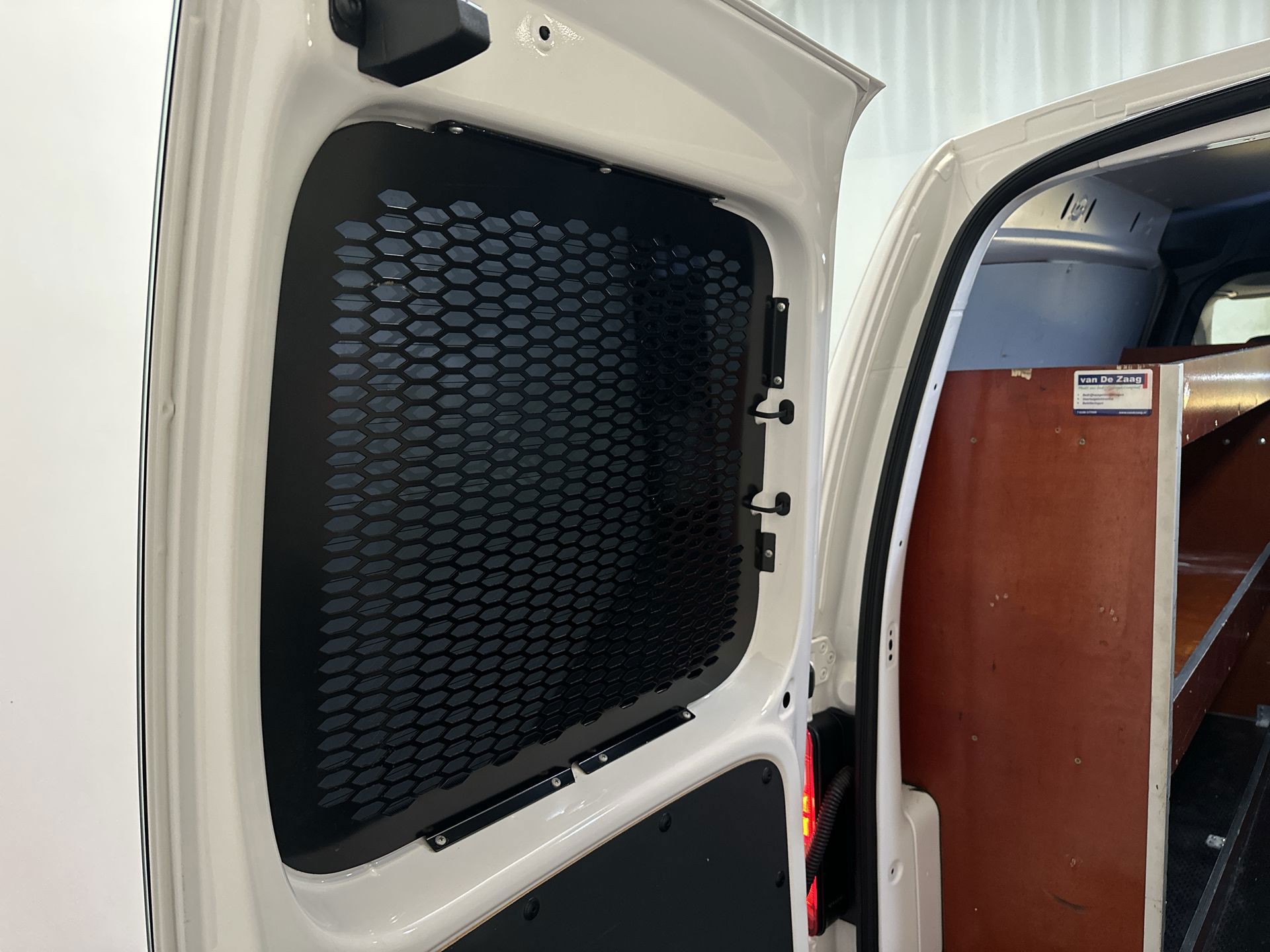 Foto van Volkswagen Caddy Modified Partition Wall