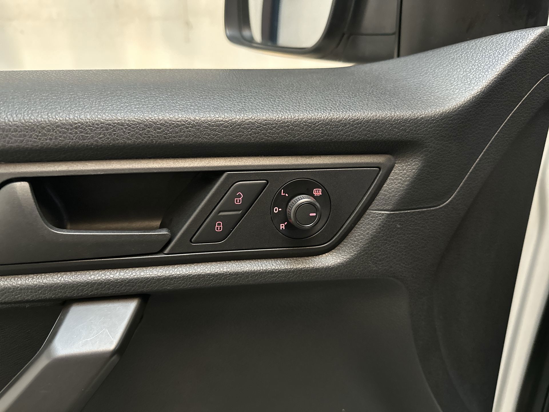 Foto van Volkswagen Caddy Modified Partition Wall