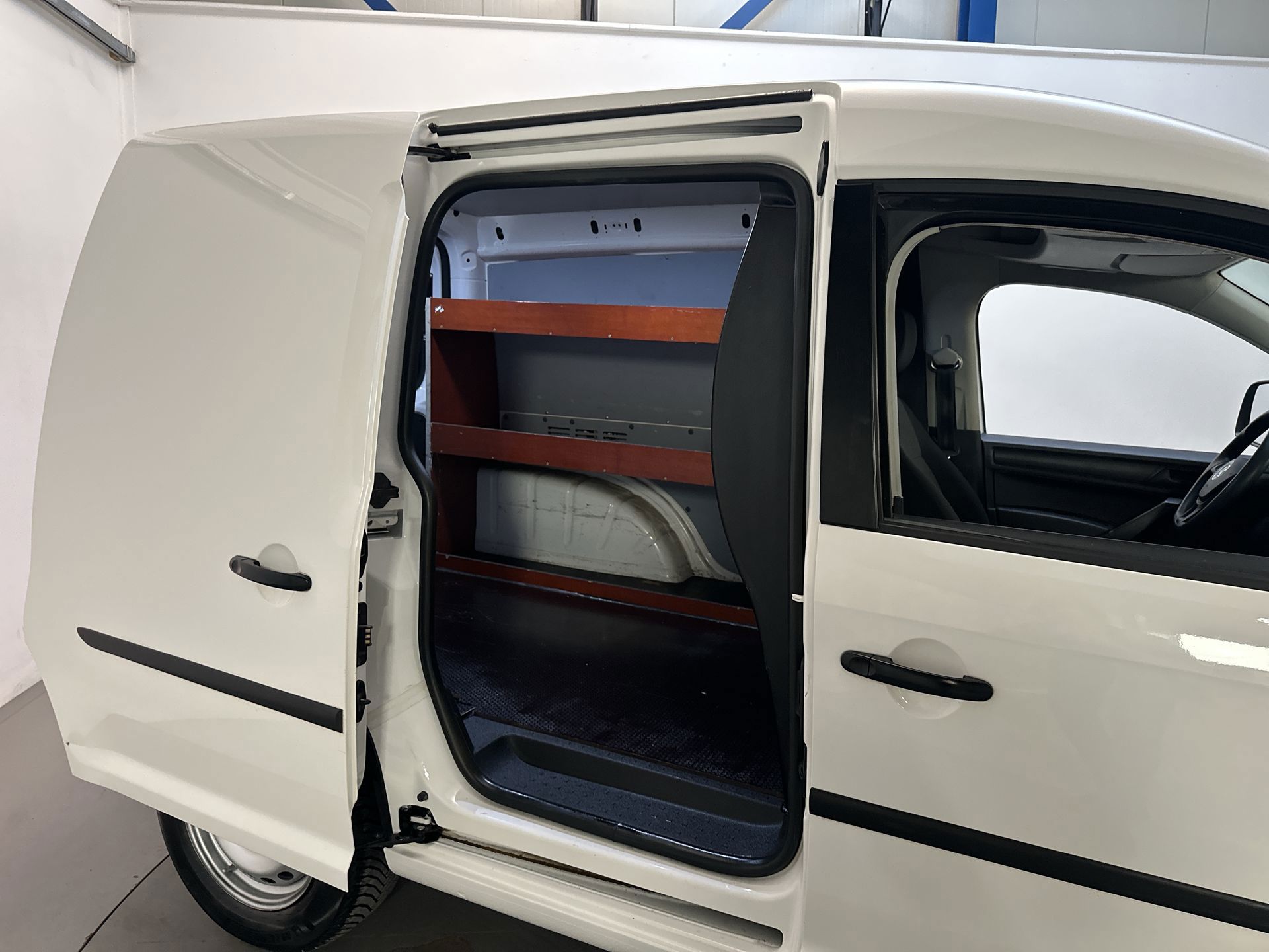 Foto van Volkswagen Caddy Modified Partition Wall