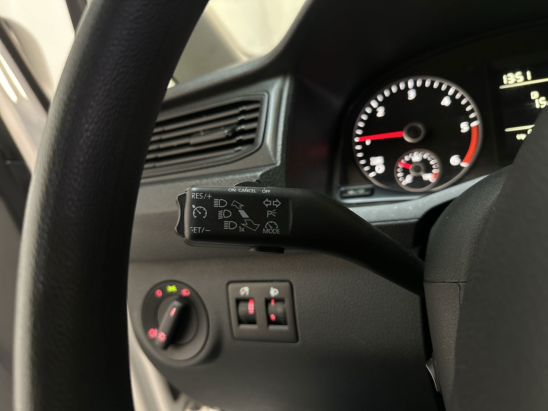 Foto van Volkswagen Caddy Modified Partition Wall