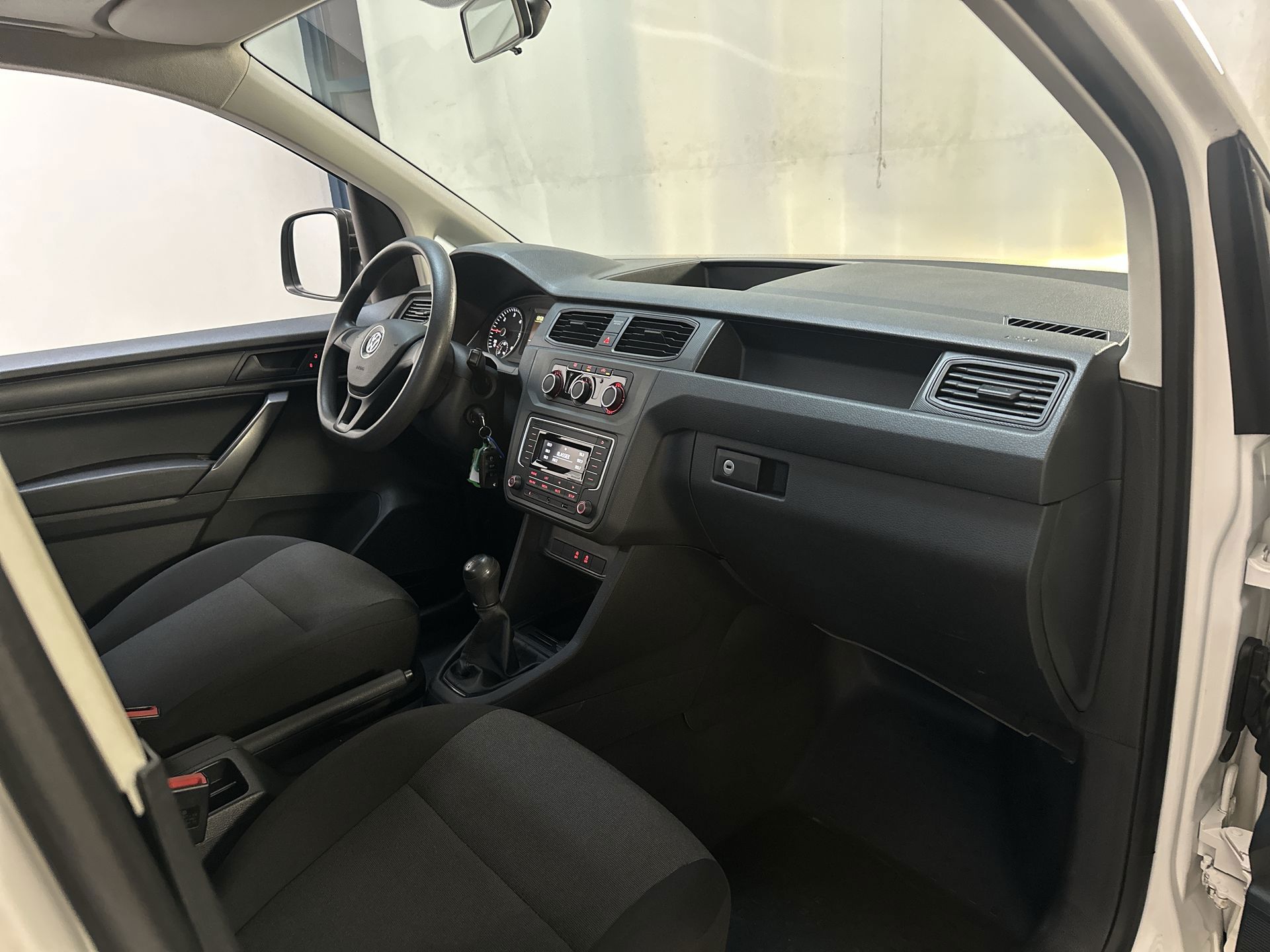 Foto van Volkswagen Caddy Modified Partition Wall