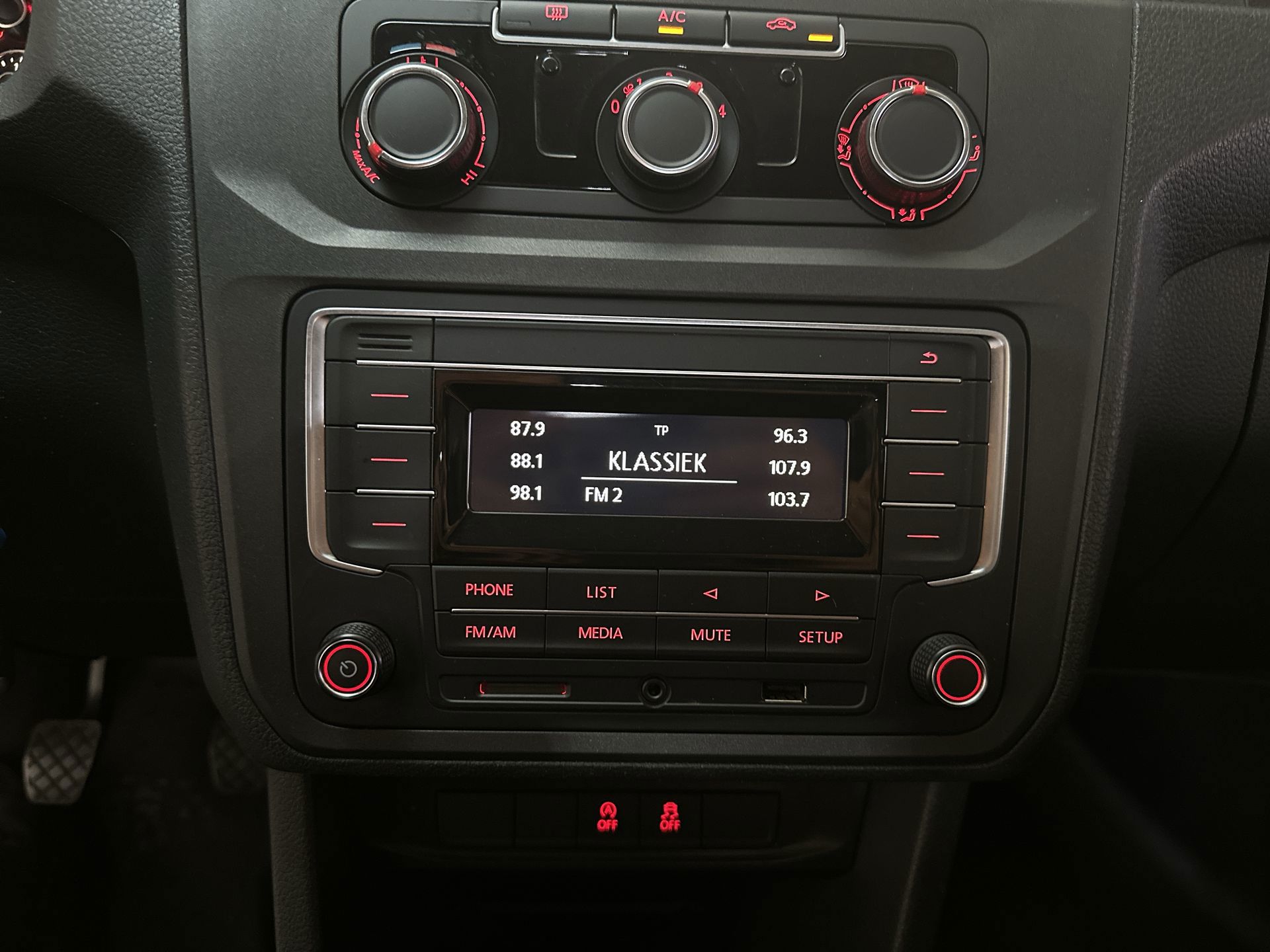 Foto van Volkswagen Caddy Modified Partition Wall