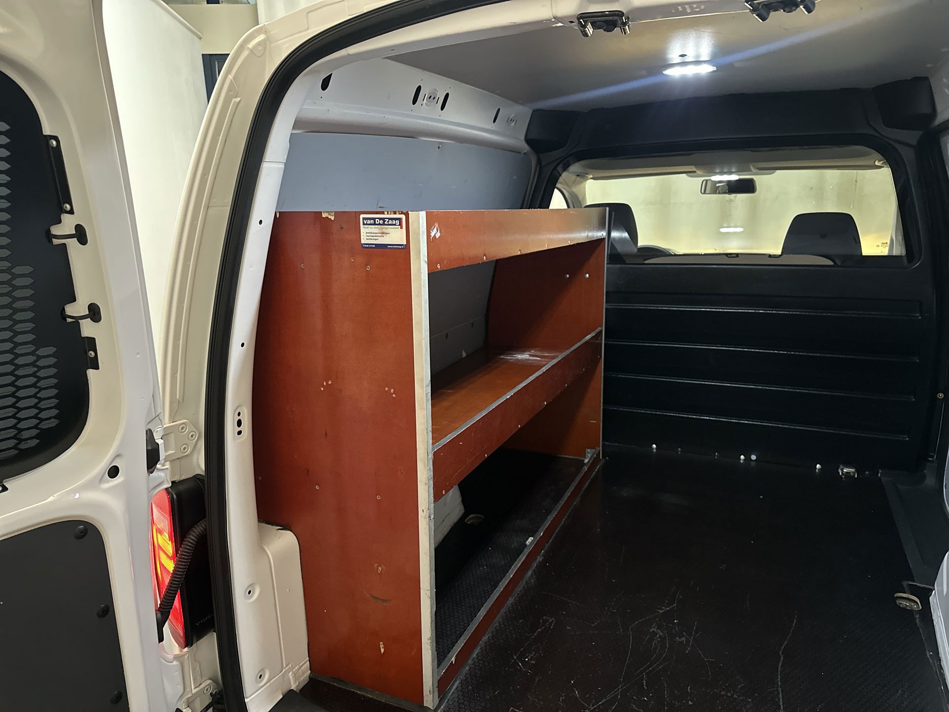 Foto van Volkswagen Caddy Modified Partition Wall