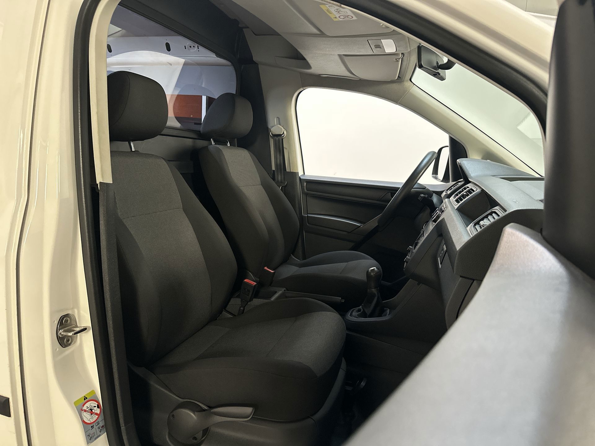 Foto van Volkswagen Caddy Modified Partition Wall