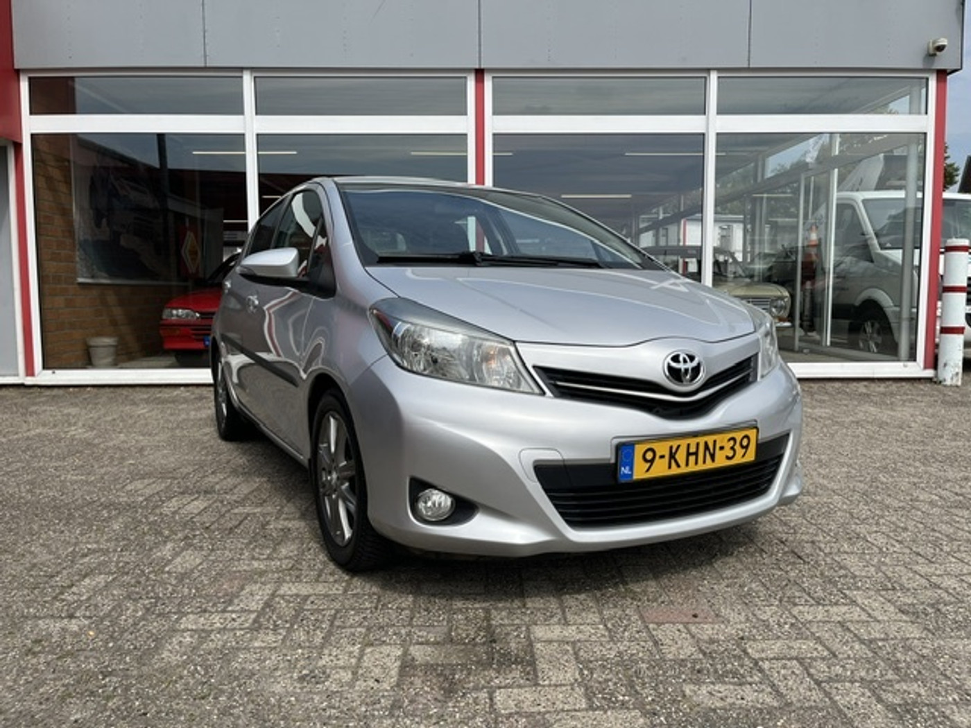 Toyota Toyota Yaris 1.3 VVT-i Dynamic 2013 - voorkant