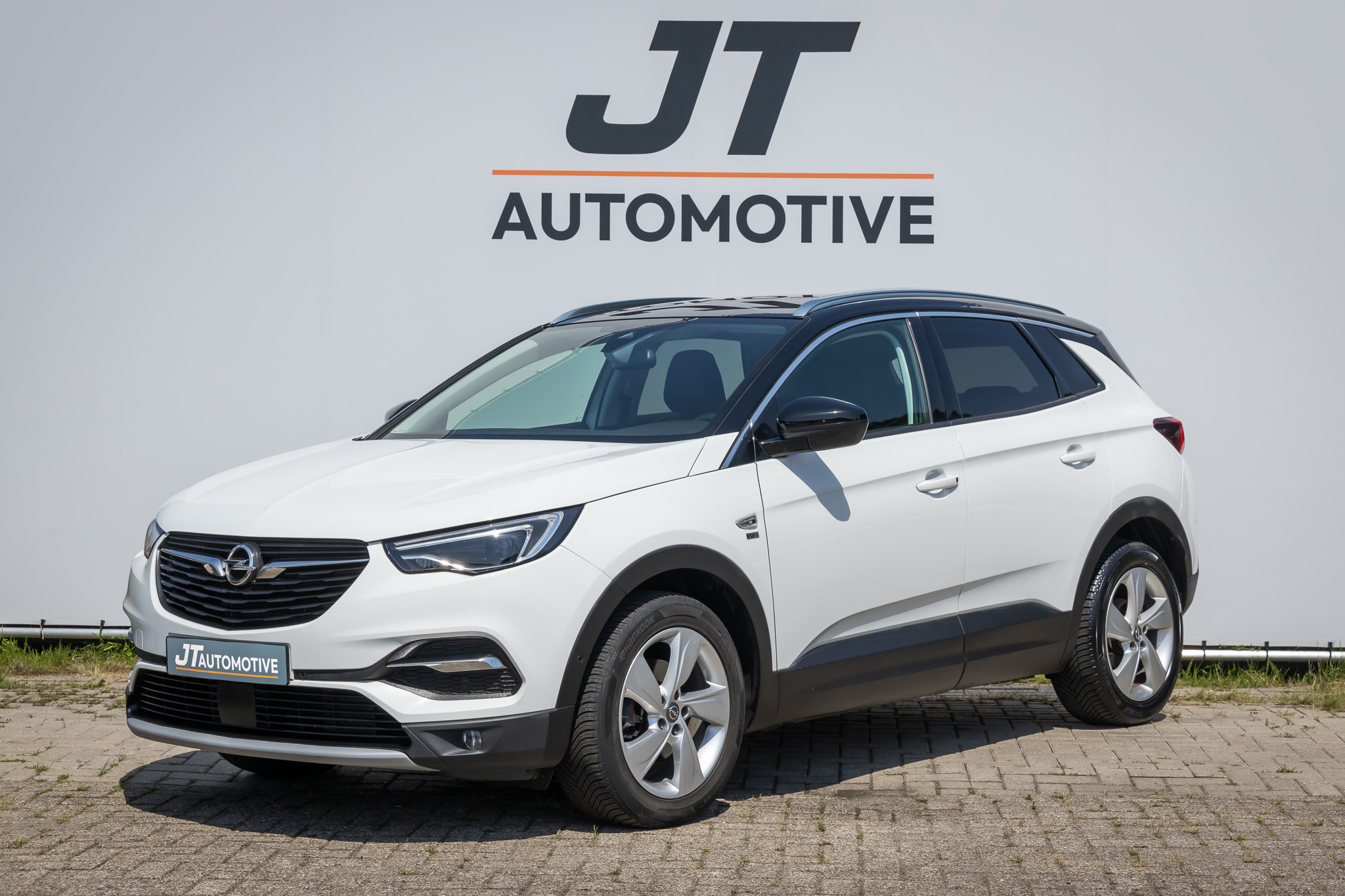 Opel Grandland X 1.2 Turbo 120 jaar edition Trekhaak | Stoelverwarming | Stuurverwarming | Cruise control | PDC | Camera | half ledere bekleding 2019 - voorkant