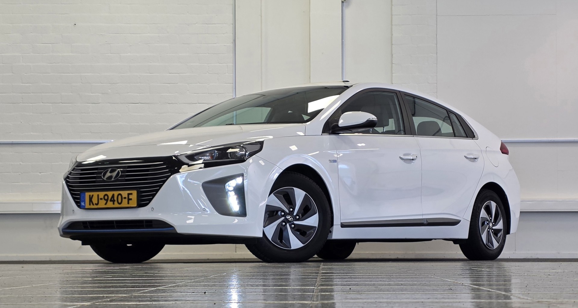 Hyundai Ioniq 1.6 GDi First Edition Pano Leer Vol opties! Garantie 2016 - voorkant