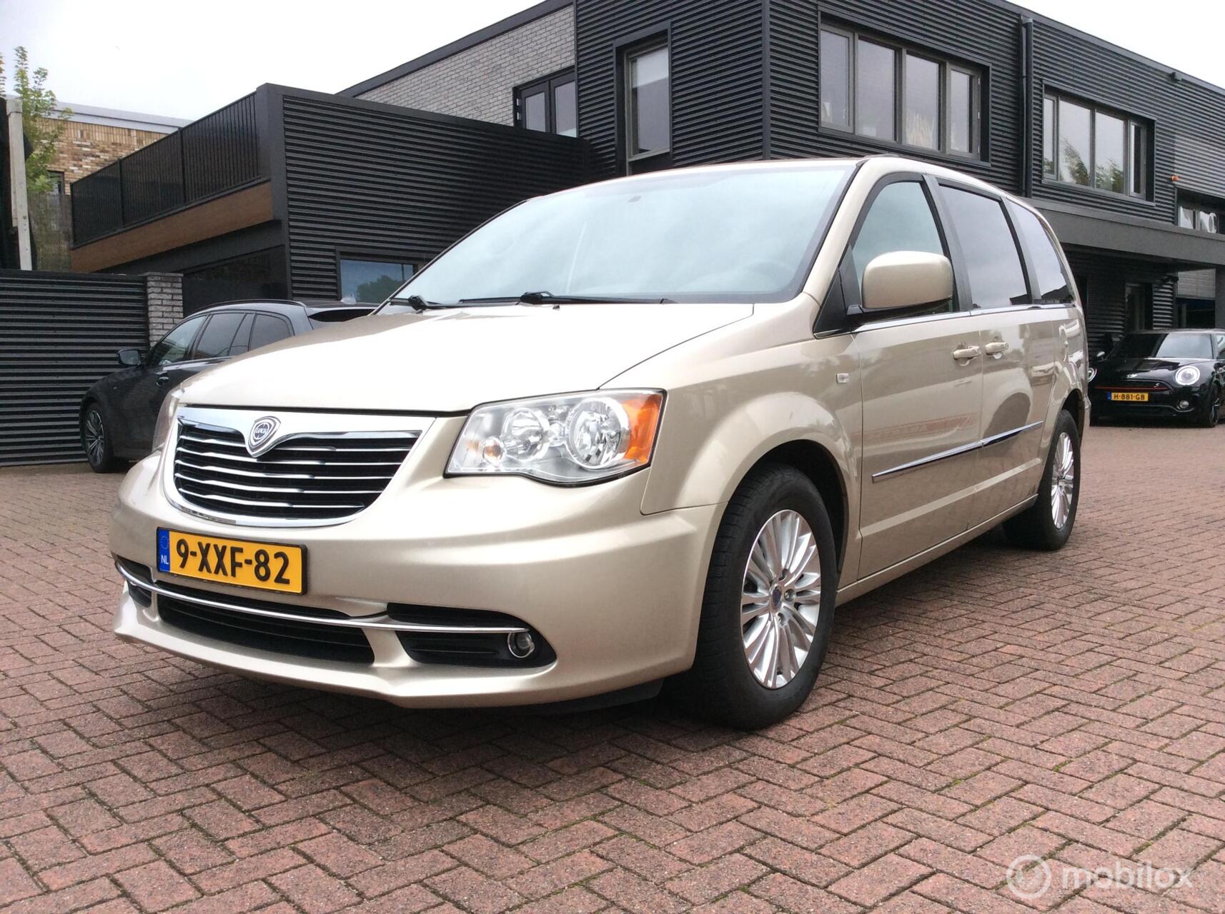 Lancia Voyager 2.8 Multijet Silver Sto & Go Leder Elektr schuifd 2014 - voorkant