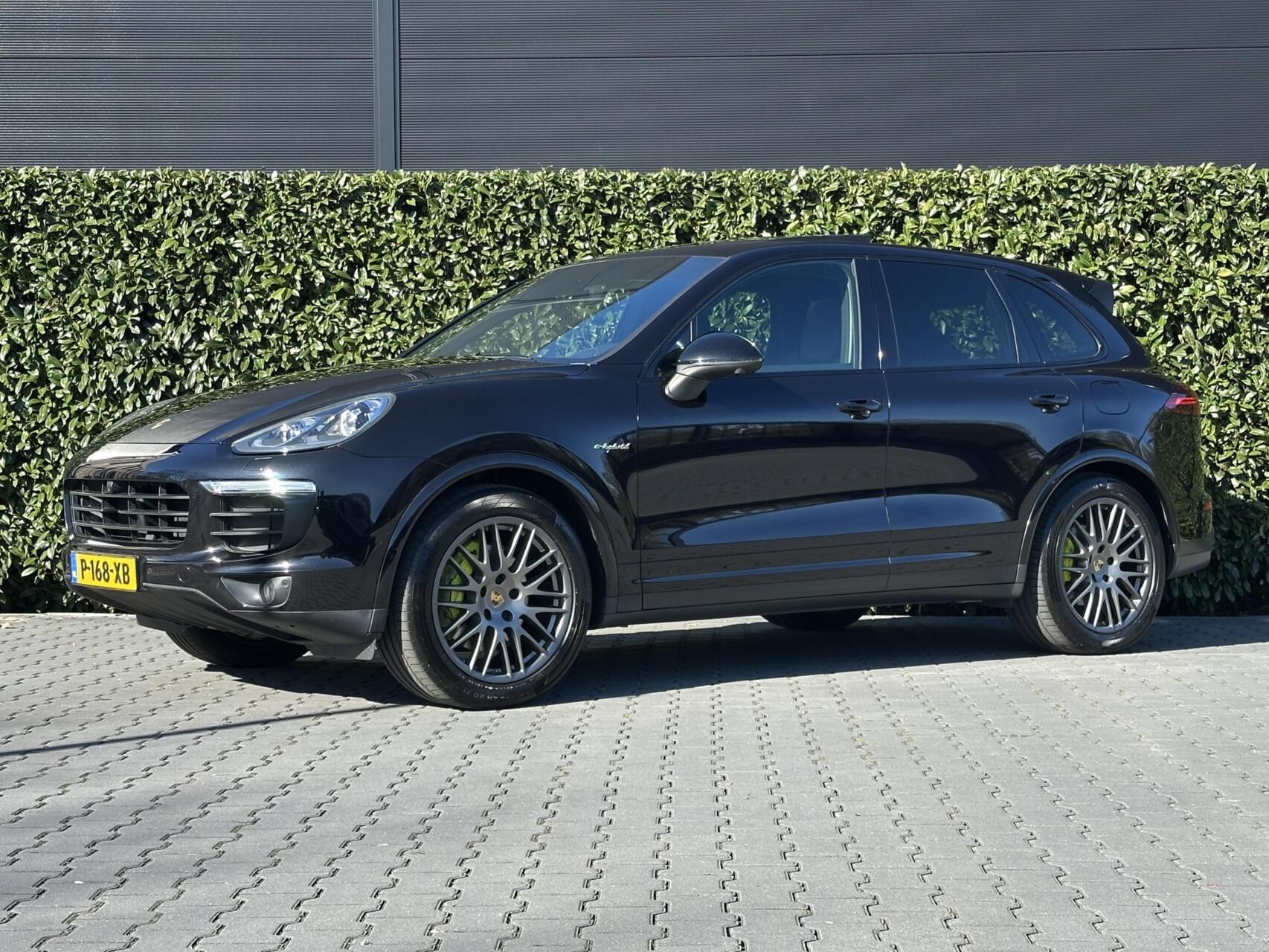 Porsche Cayenne 3.0 S E-Hybrid Platinum Edition, PANORAMADAK, SPORTCHRONO, LUCHTVERING, BOSE SOUND, LEDER/ALCANTARA, CRUISE CONTROL, CLIMATE CONTROL, STOELVERWARMING, LICHTMETAAL 20" 2017 - voorkant