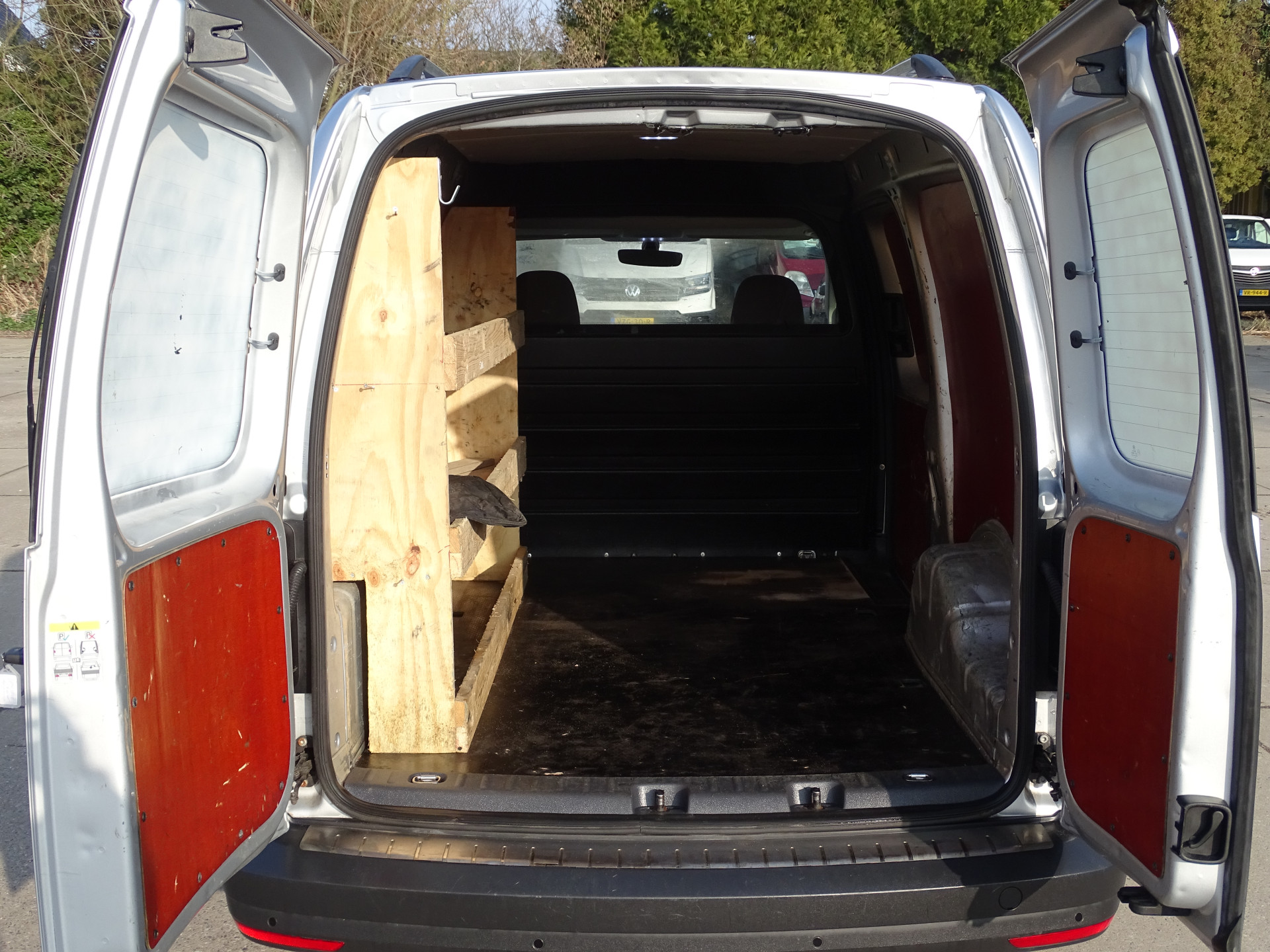 Foto van Volkswagen Caddy Modified Partition Wall