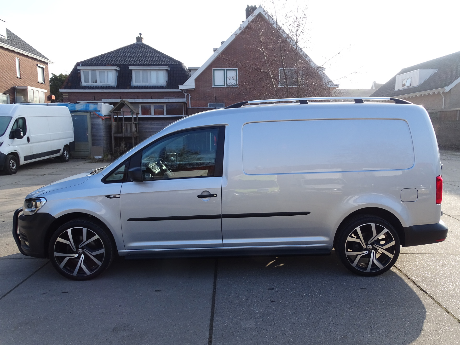 Foto van Volkswagen Caddy Modified Partition Wall