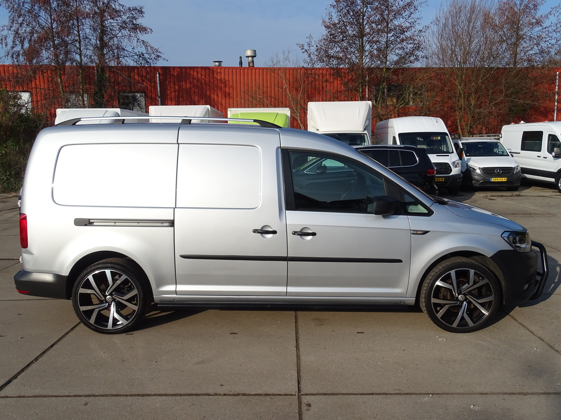 Foto van Volkswagen Caddy Modified Partition Wall