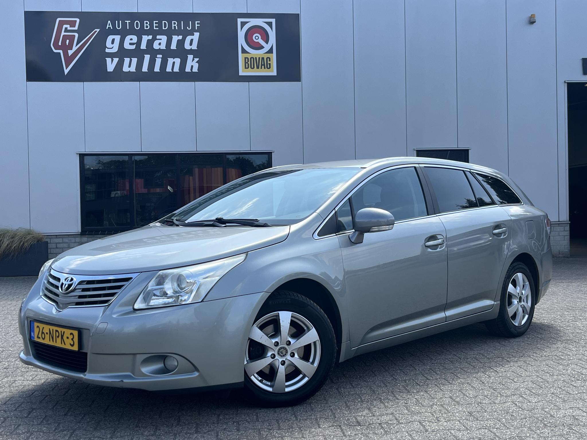 Toyota Toyota Avensis 1.8 VVTi Business TREKHAAK 2010 - voorkant