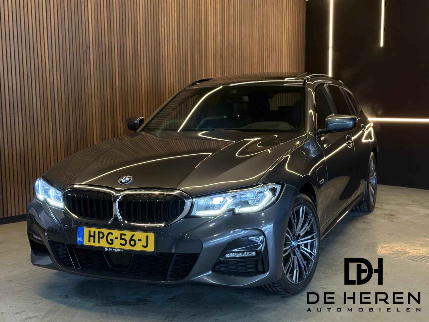 BMW 3-serie Touring 330e xDrive High Executive 2022 - voorkant