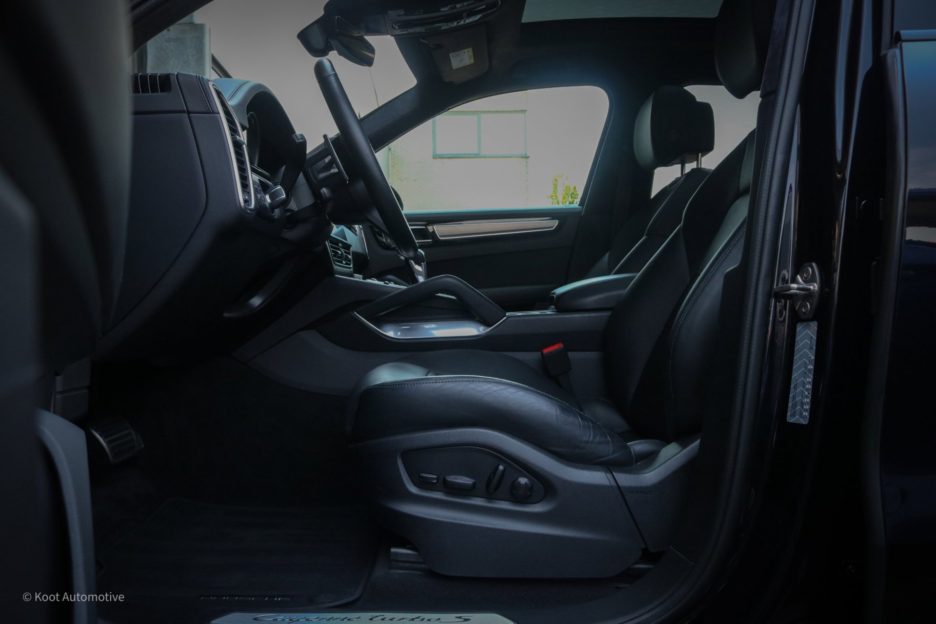 Foto van Porsche Cayenne Turbo S E-hybrid
