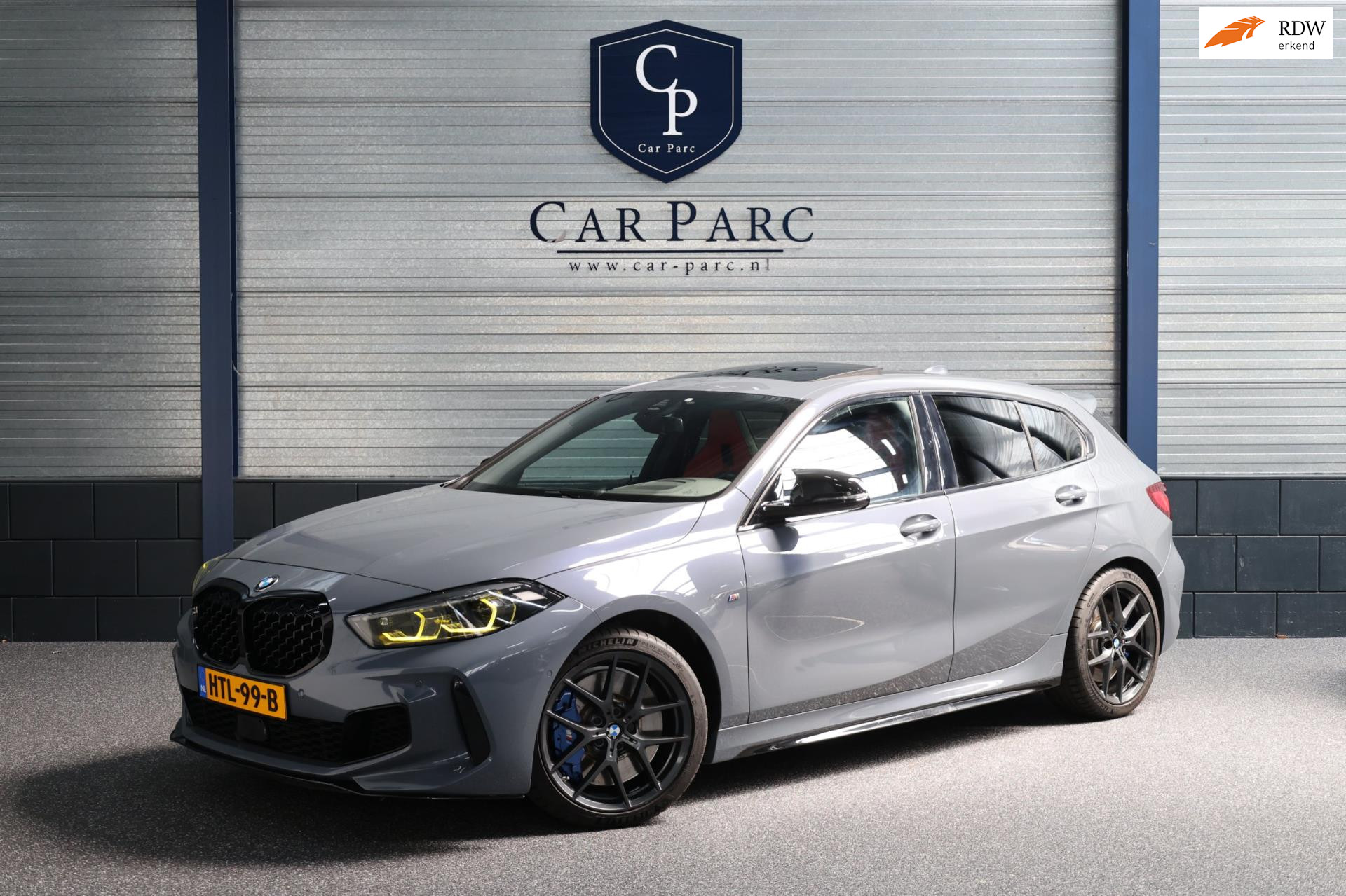 BMW M135i xDrive M135i xDrive M-PERFORMANCE/LED/VIRTUAL/SFEER/PANO/LEER+S.VERWARMING/LMV/CAM/CRUISE/ECC/12 MND GARANTIE! 2021 - voorkant