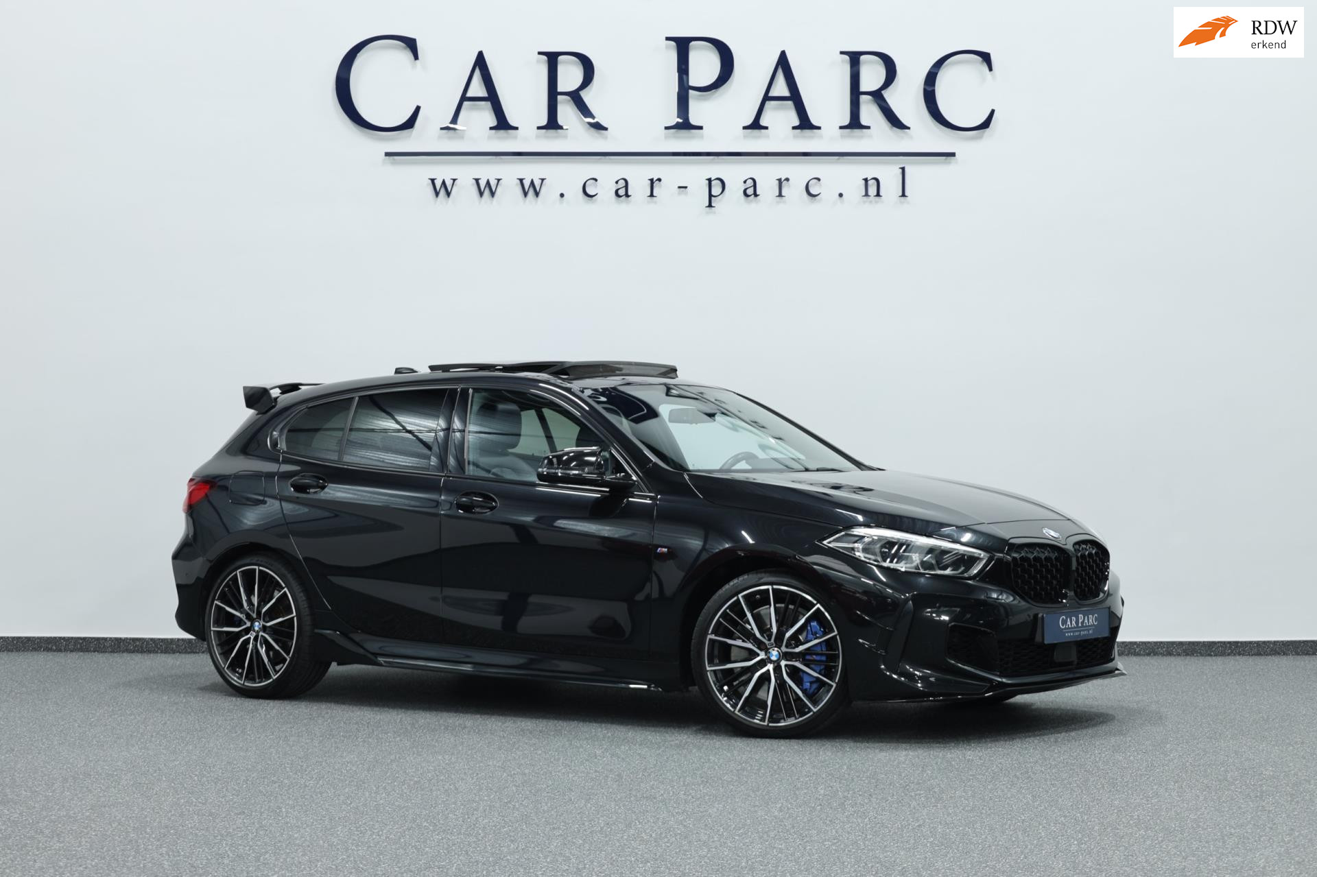 BMW 1-serie M135i xDrive 306+PK M-PERFORMANCE/LED/VIRTUAL/SFEER/PANO/LEER+S.VERWARMING/CAM/LMV/ACC/ECC/12 MND GARANTIE! 2020 - voorkant