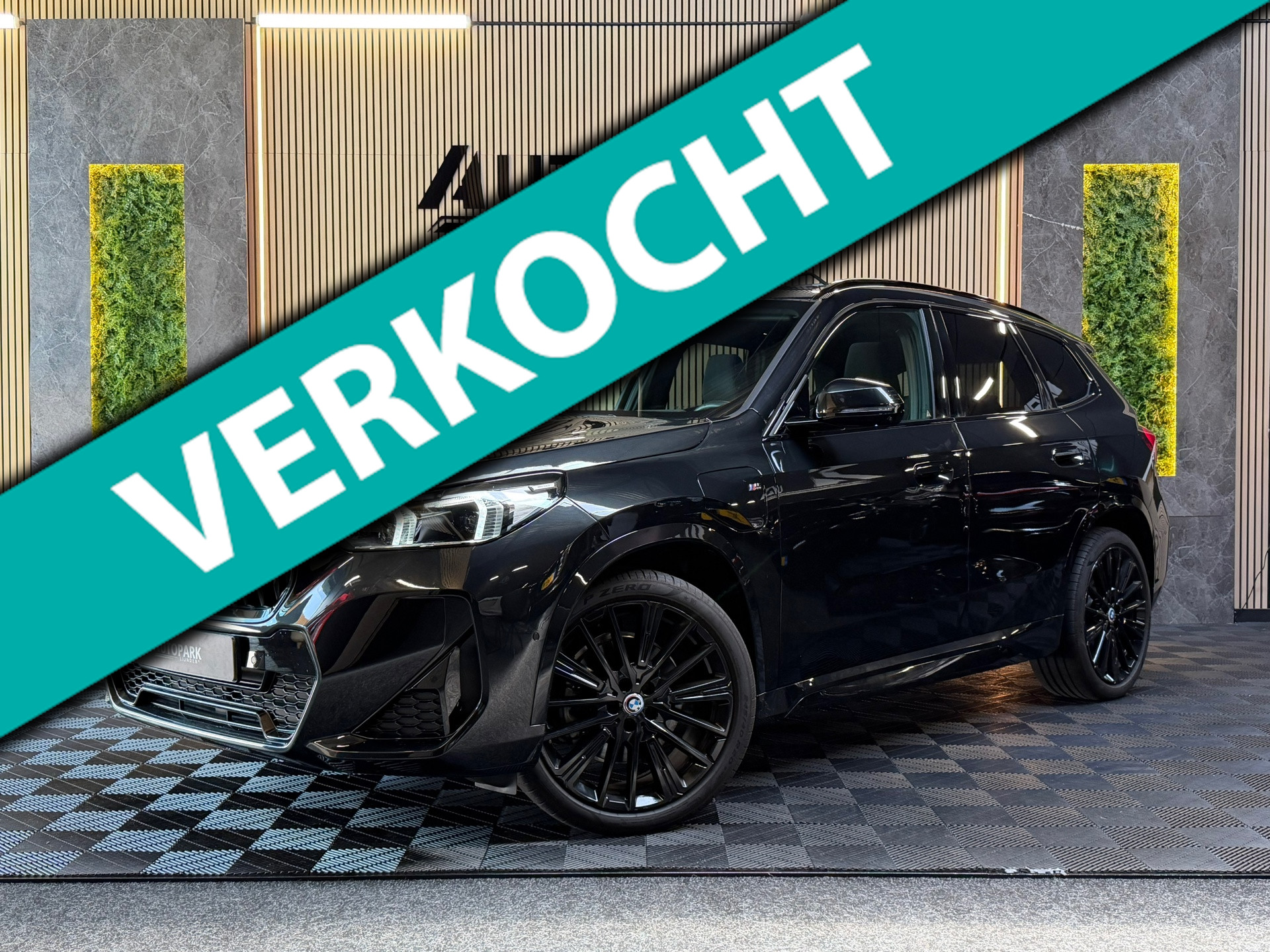 BMW X1 Xdrive25e XDrive25e |M-Sport|PANO|HuD|360 CAMERA|TREKHAAK|FABRIEKSGARANTIE|DEALER ONDERHOUDEN|SFEERVERLICHTING|DODEHOEK ASSISTENT|VOL 2023 - voorkant