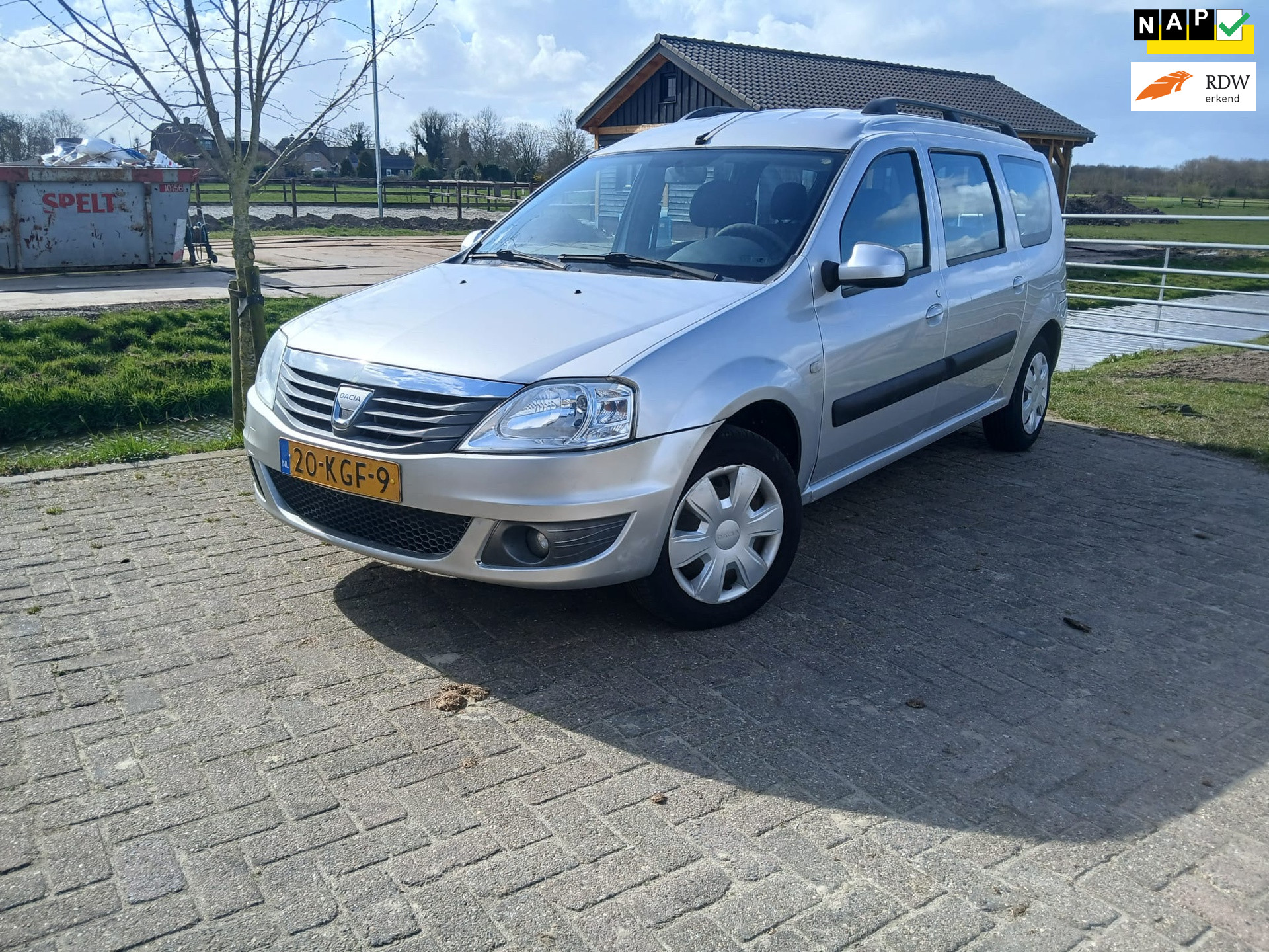 Dacia Logan 1.6-16V Lauréate 2009 - voorkant