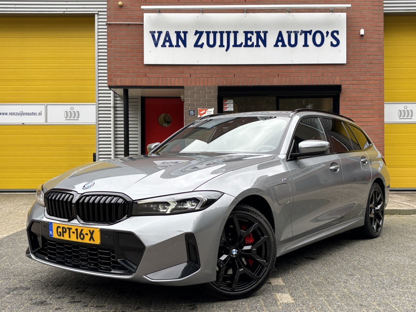 BMW 330e 330e Touring M-Sport Head-Up Trekhaak 360 19" Leder 2024 - voorkant