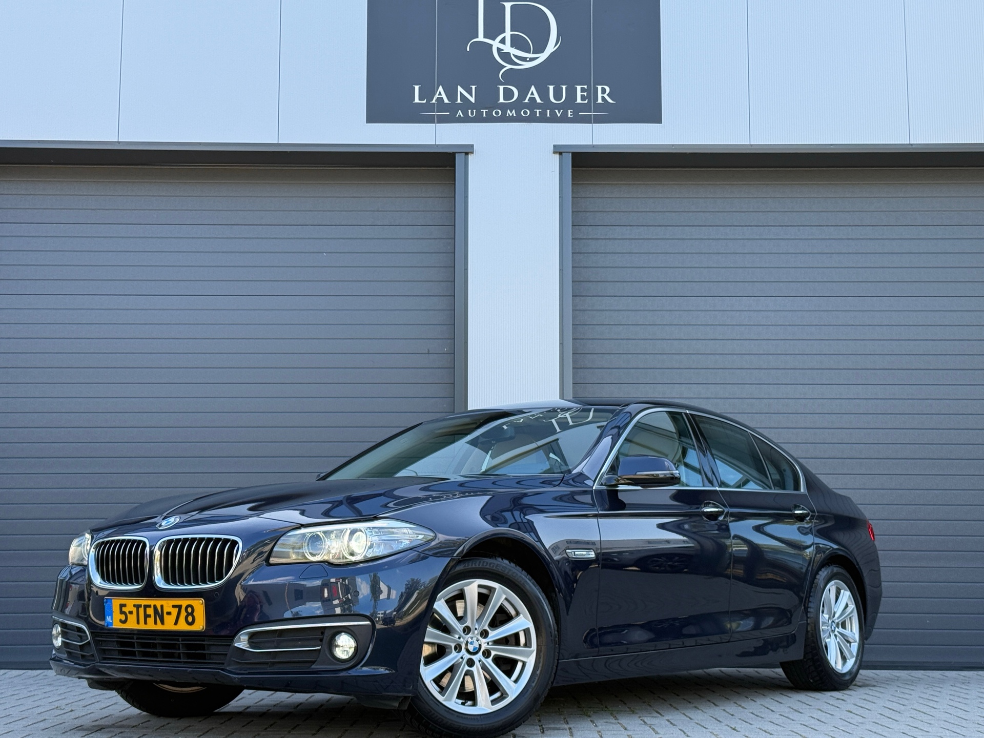 BMW 520i 520i Luxury Edition / AUTOMAAT / NAP / TREKHAAK 2014 - voorkant