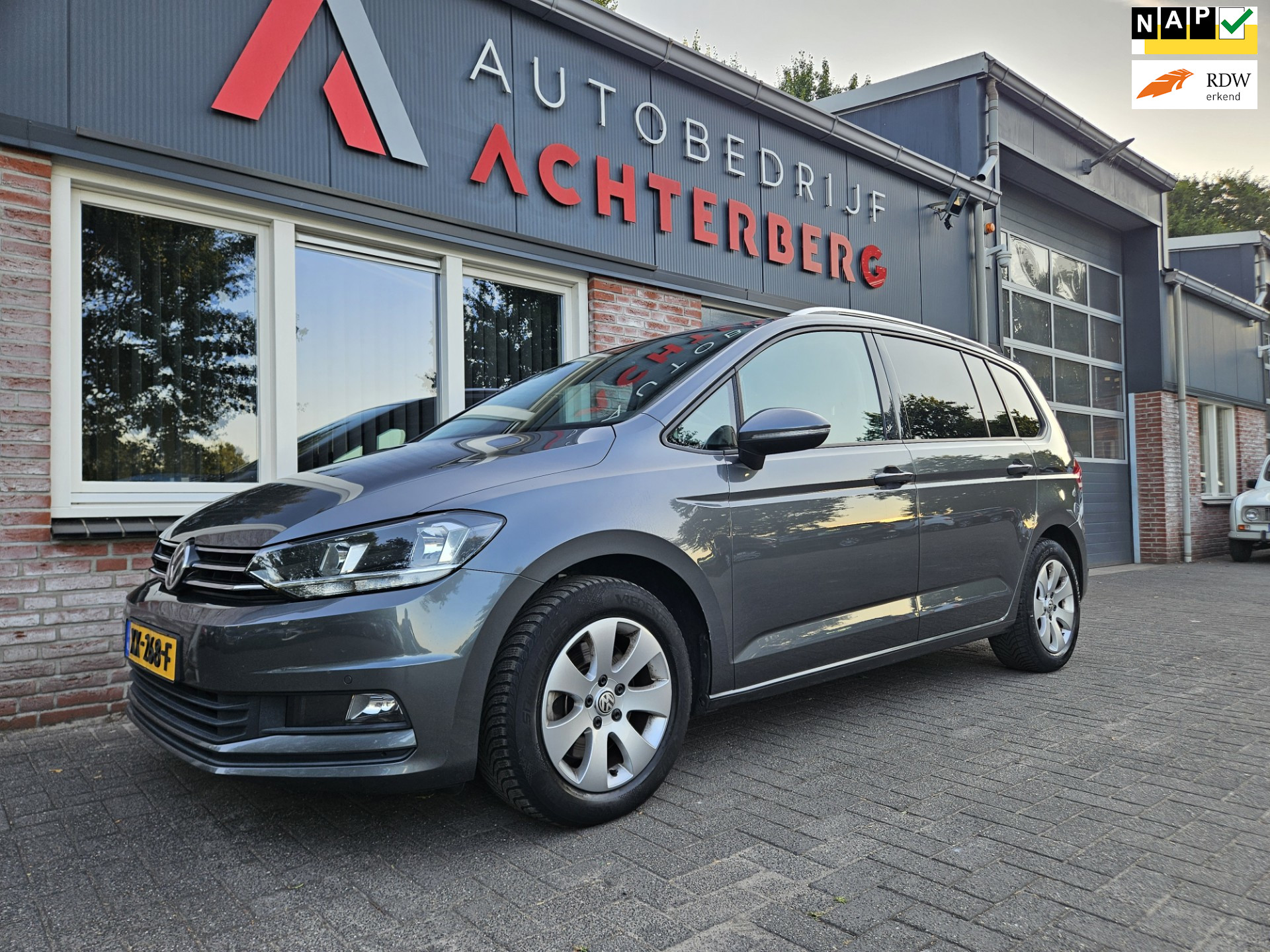 Volkswagen Touran 1.0 TSI Comfortline Business Carplay! Trekhaak! Airco/Clima! Cruise Control! Nette Auto! 2019 - voorkant
