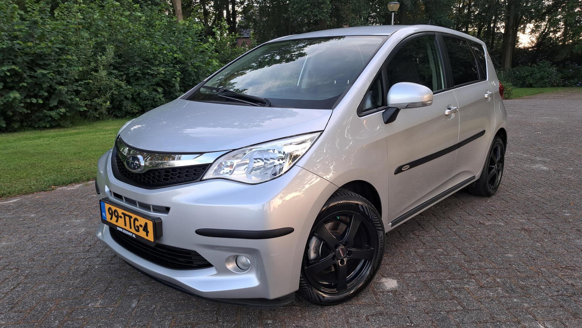 Subaru Subaru Trezia 1.3 Luxury LEDER NAVI BLUETOOTH DEALER OH! 2012 - voorkant
