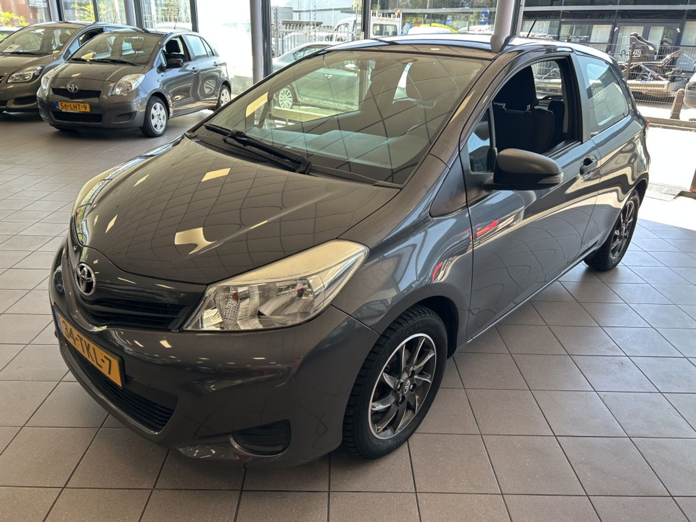 Toyota Toyota Yaris 1.3 VVT-i Comfort 69 DKM NW APK BJ 2012 !!! 2012 - voorkant