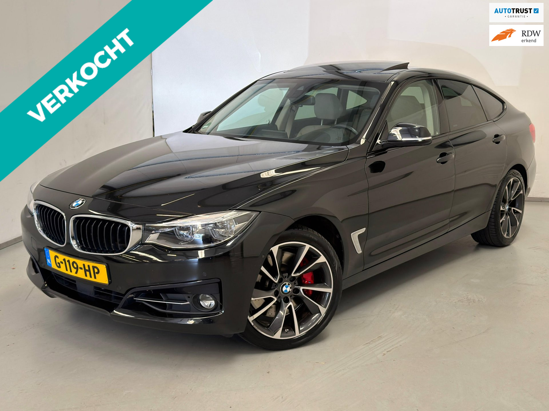 BMW 320i 320i High Exe / Pano / Leder / Memory / Headup 2018 - voorkant