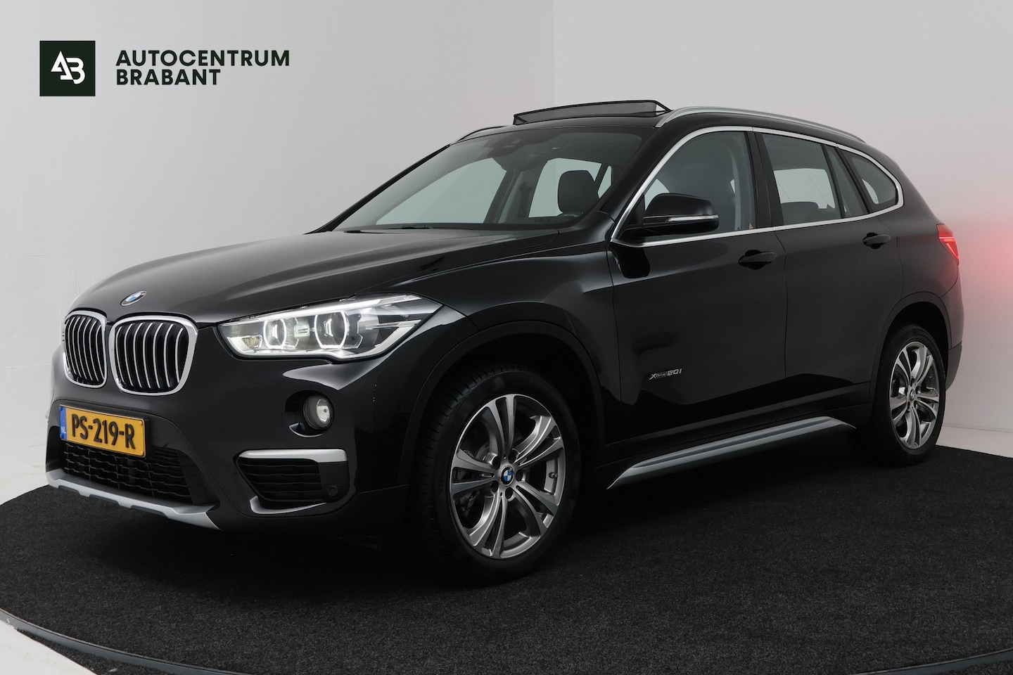 BMW X1 Xdrive20i XDrive20i High Executive (PANORAMADAK, CAMERA, TREKHAAK, STOELVERWARMING, DEALER ONDERHOUDEN) 2017 - voorkant