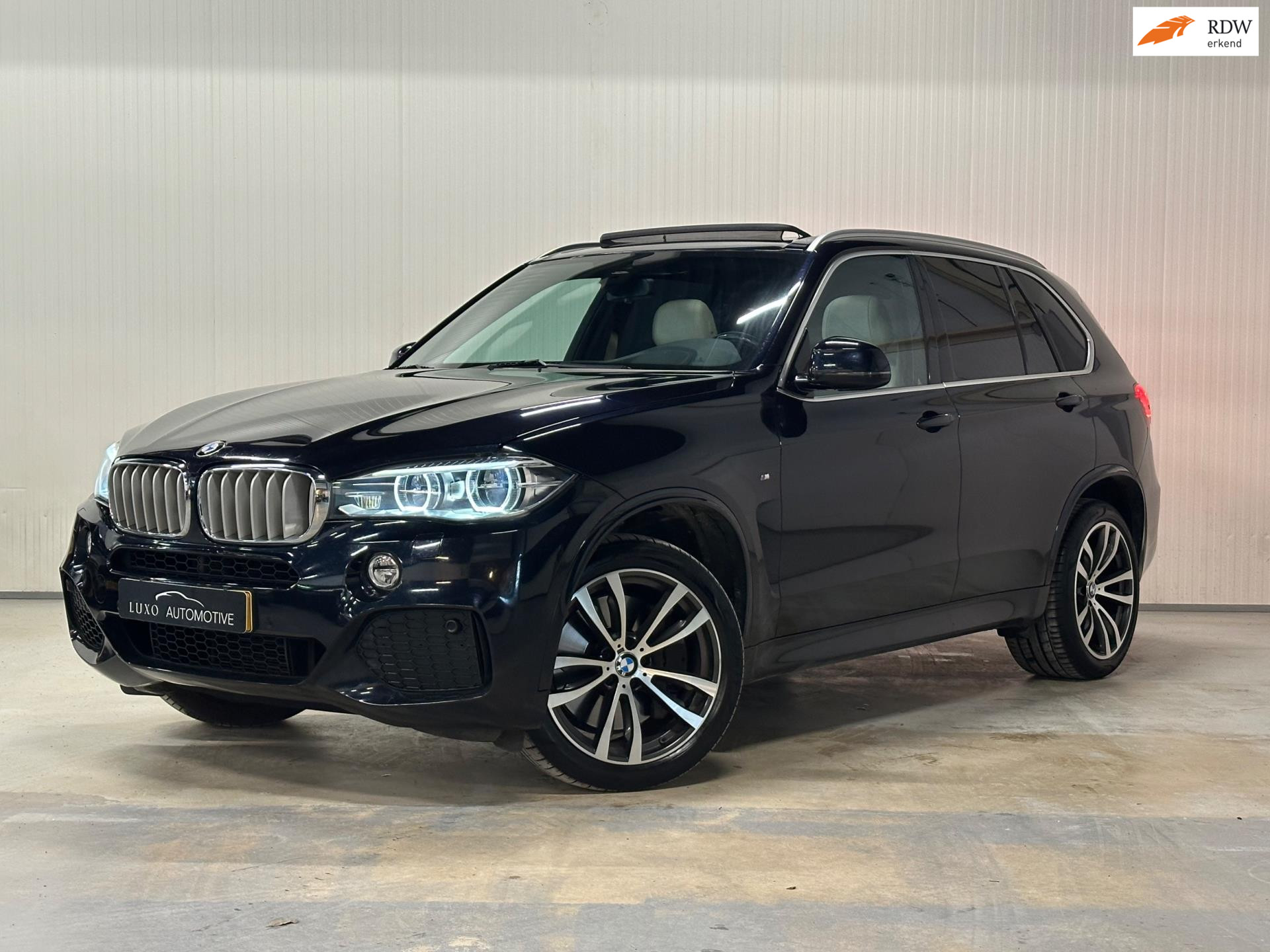 BMW X5 Xdrive50i XDrive50i High Executive | PANO | M-SPORT | HUD | HARMAN KARDON | CARBONSCHWARZ 2015 - voorkant