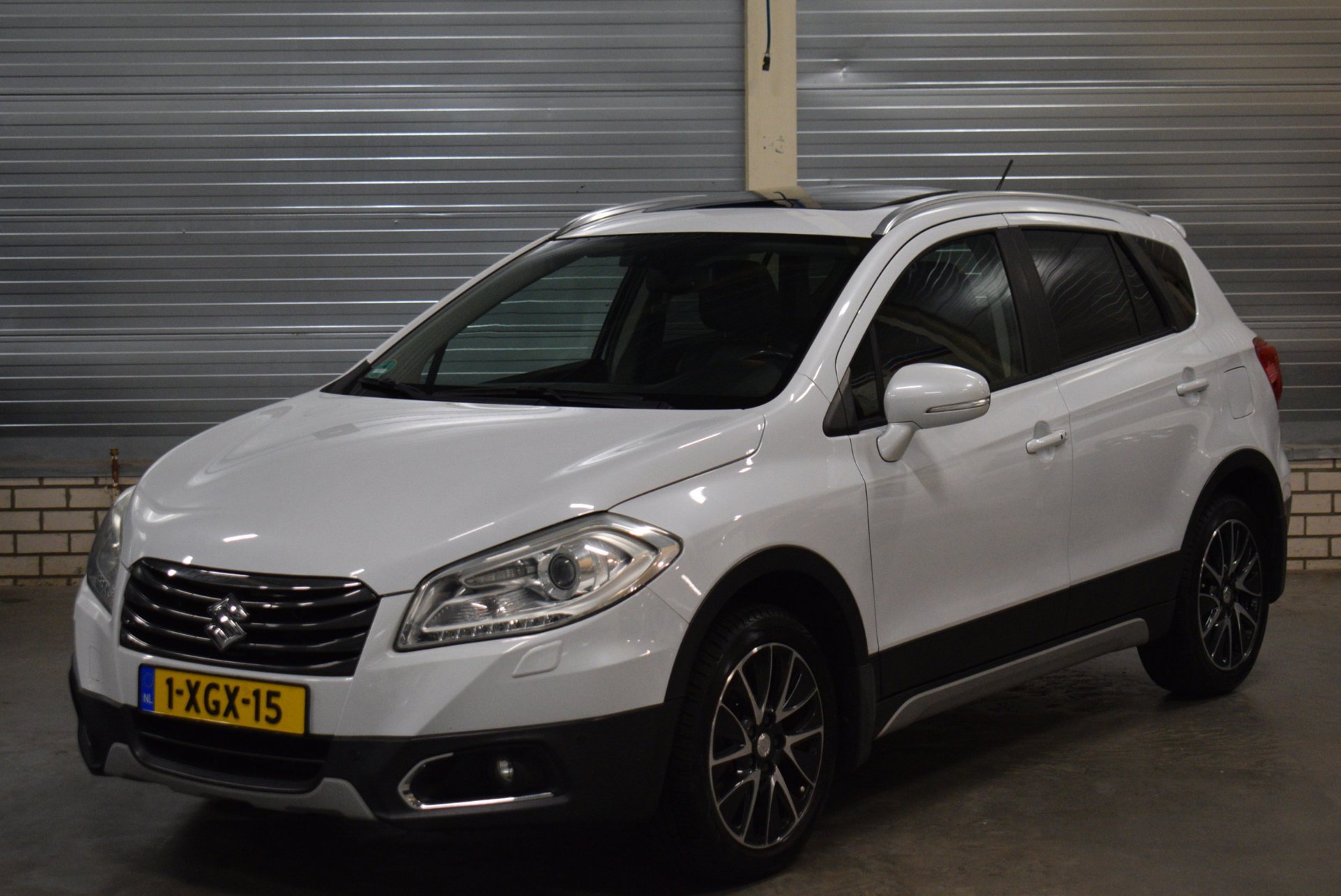 Suzuki Sx4 1.6 High Executive AllGrip 4X4 Parelmoer Wit  + Leder|Navigatie|Bluetooth|Parkeesensoren|Panoramadak|Trekhaak| 2014 - voorkant