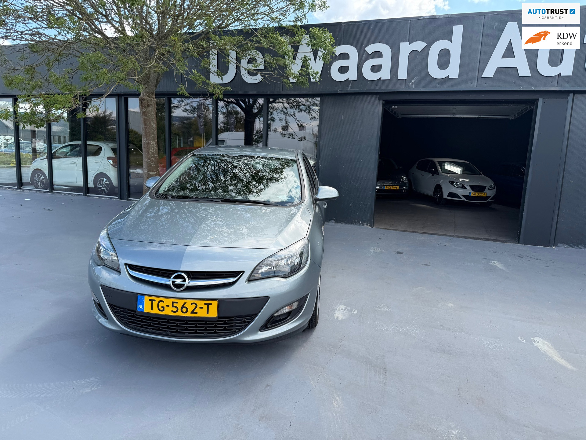 Opel Astra 1.4 Cosmo/ airco/cruise/PDC achter/LM velgen/dealer onderhouden/6 maanden garantie 2013 - voorkant