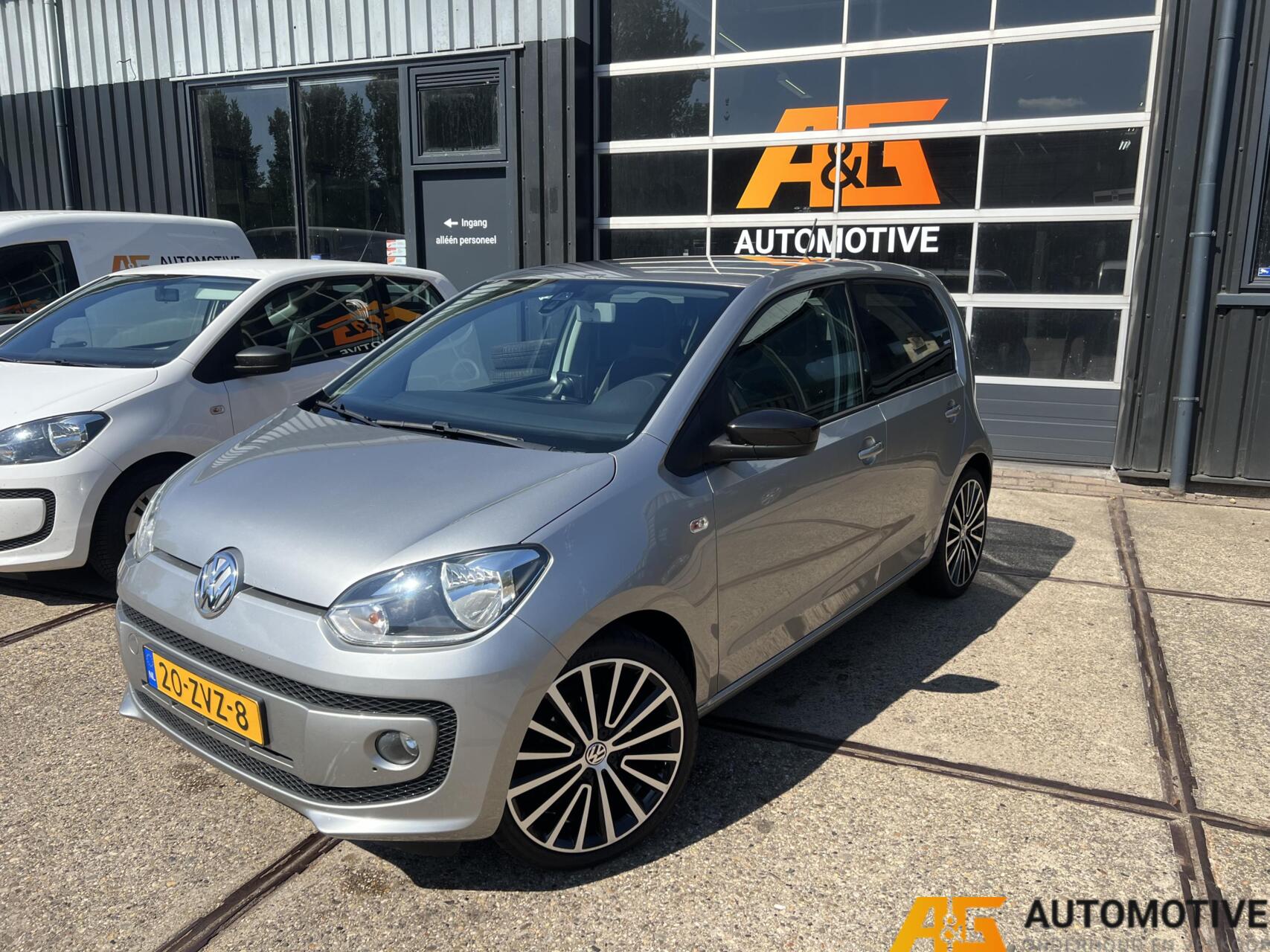 Volkswagen Up 1.0 high up! BlueMotion 2013 - voorkant