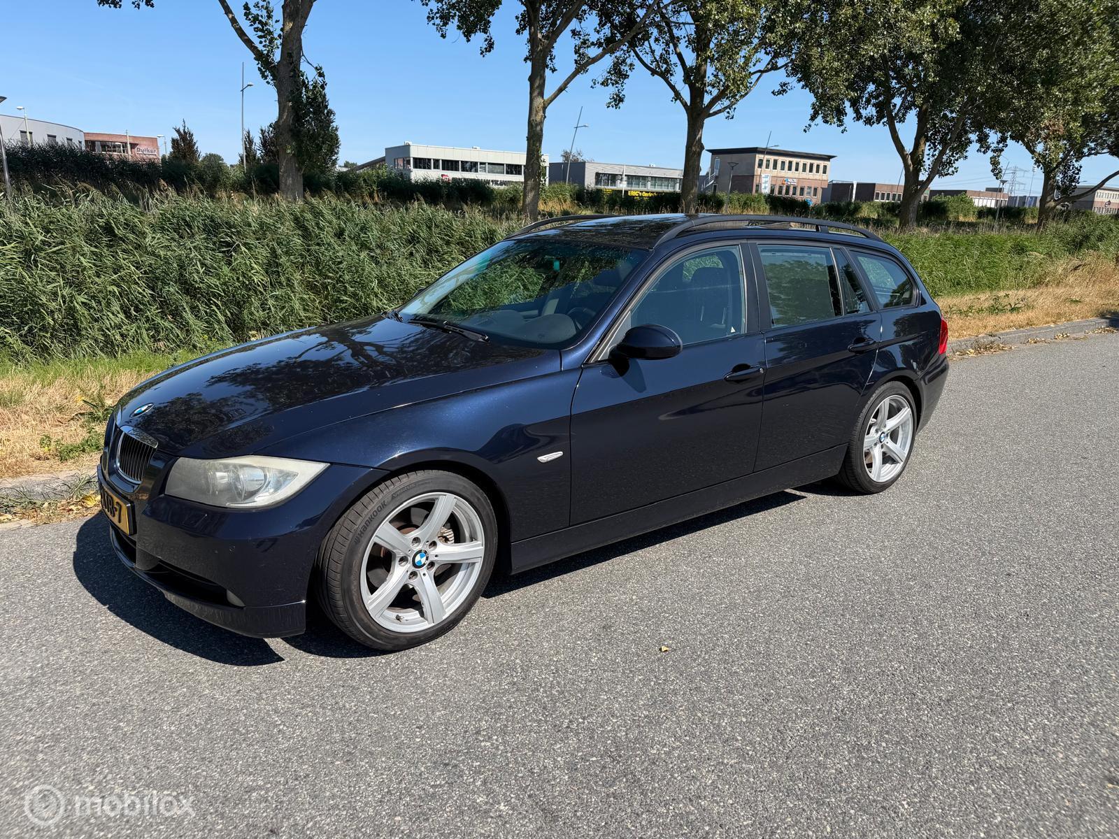 BMW 3er Reihe 325i Executive 2005 - voorkant