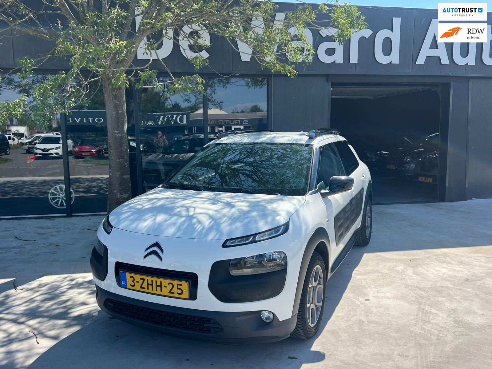 Citroen C4 Cactus 1.2 e-VTi Shine/automaat/airco/camera/Trekhaak/NAP/PDC achter /12 Maanden Garantie 2015 - voorkant