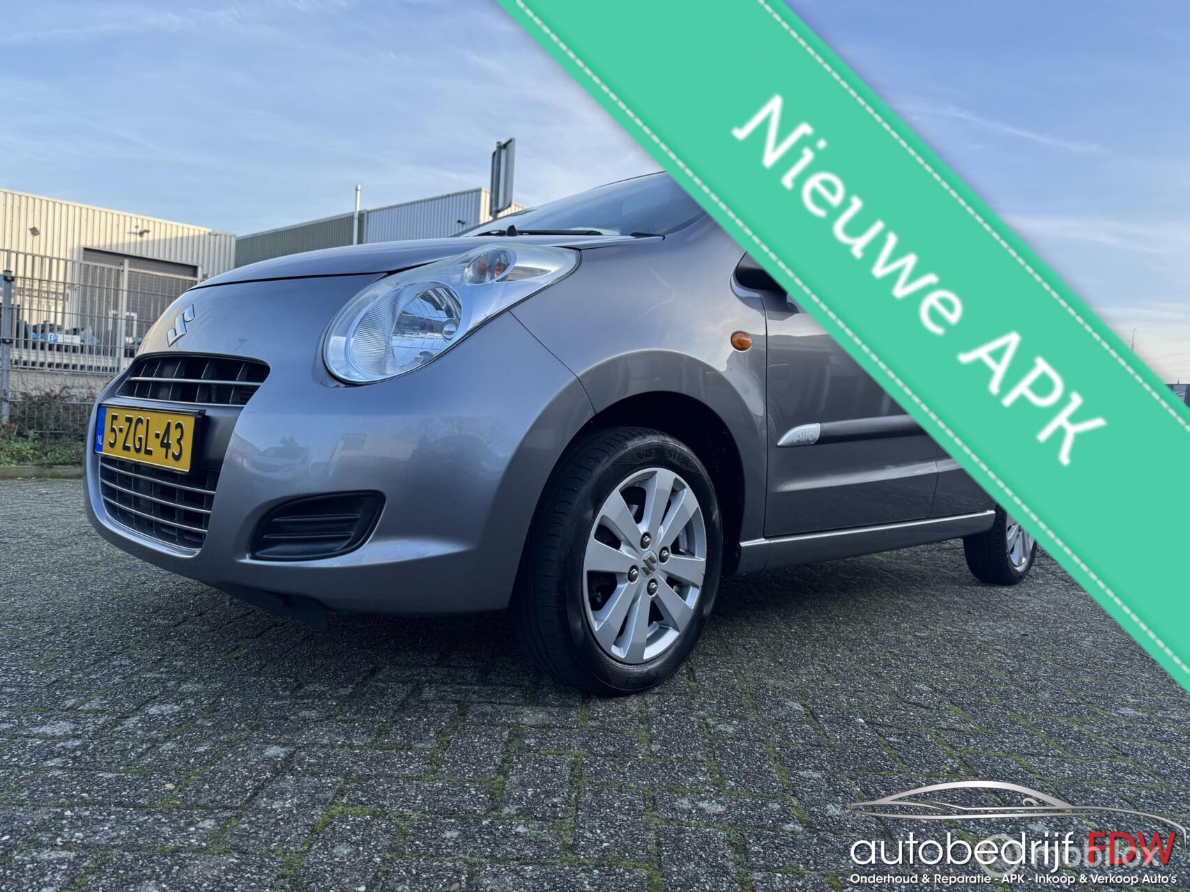 Suzuki Alto 1.0/DEALER ONDERHOUD/AIRCO/LM VELGEN/NAP/ 2015 - voorkant