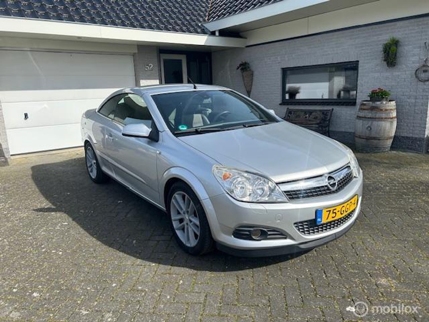 Opel Astra Twin Top 1.6 Temptation Airco Zeer nette auto! 2008 - voorkant