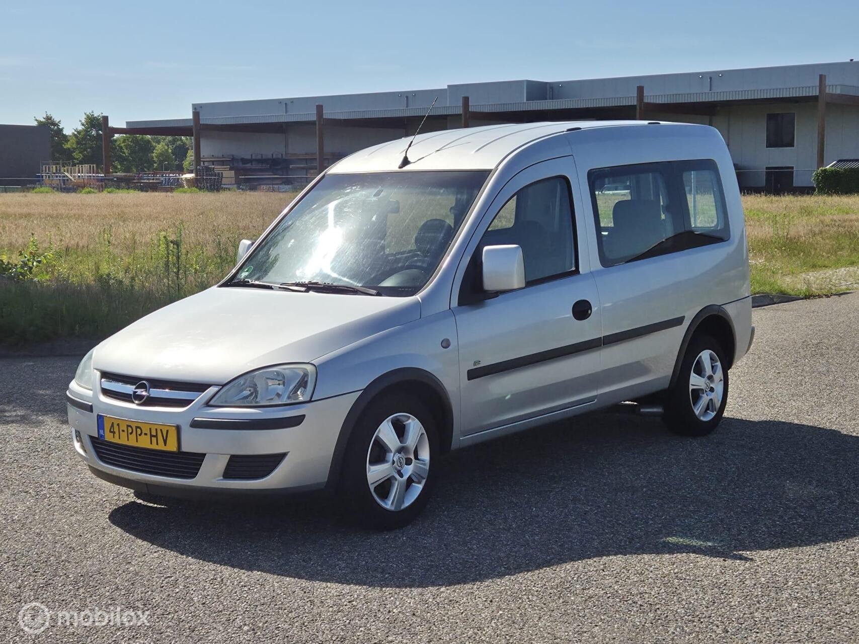 Opel Combo-c 1.6 Invalideauto / Rolstoelauto / Knielsysteem 2004 - voorkant
