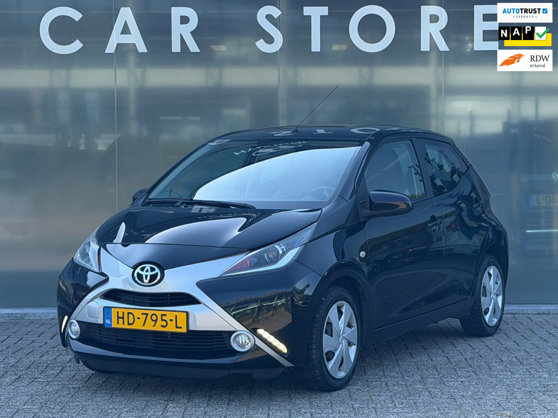 Toyota Toyota Aygo 1.0 VVT-i x-play Airco/Cruise/NAV 2015 - voorkant