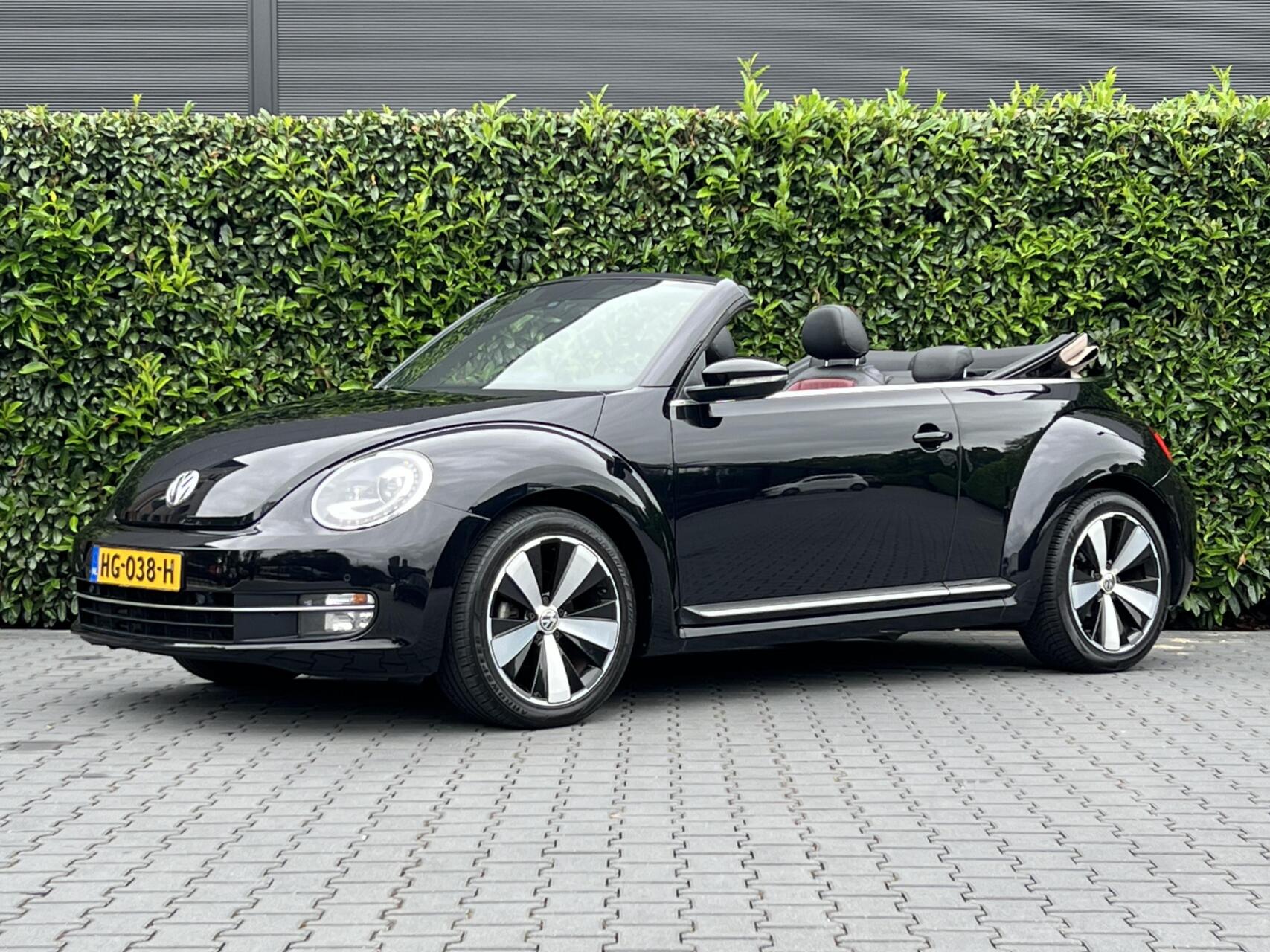 Volkswagen Beetle 1.4 TSI Sport BlueMotion, NL AUTO, NAP LOGISCH, LEDER, NAVIGATIE, CRUISE CONTROL, CLIMATE CONTROL, STOELVERWARMING, KEYLESS, PDC, LED, LICHTMETAAL 18" 2015 - voorkant