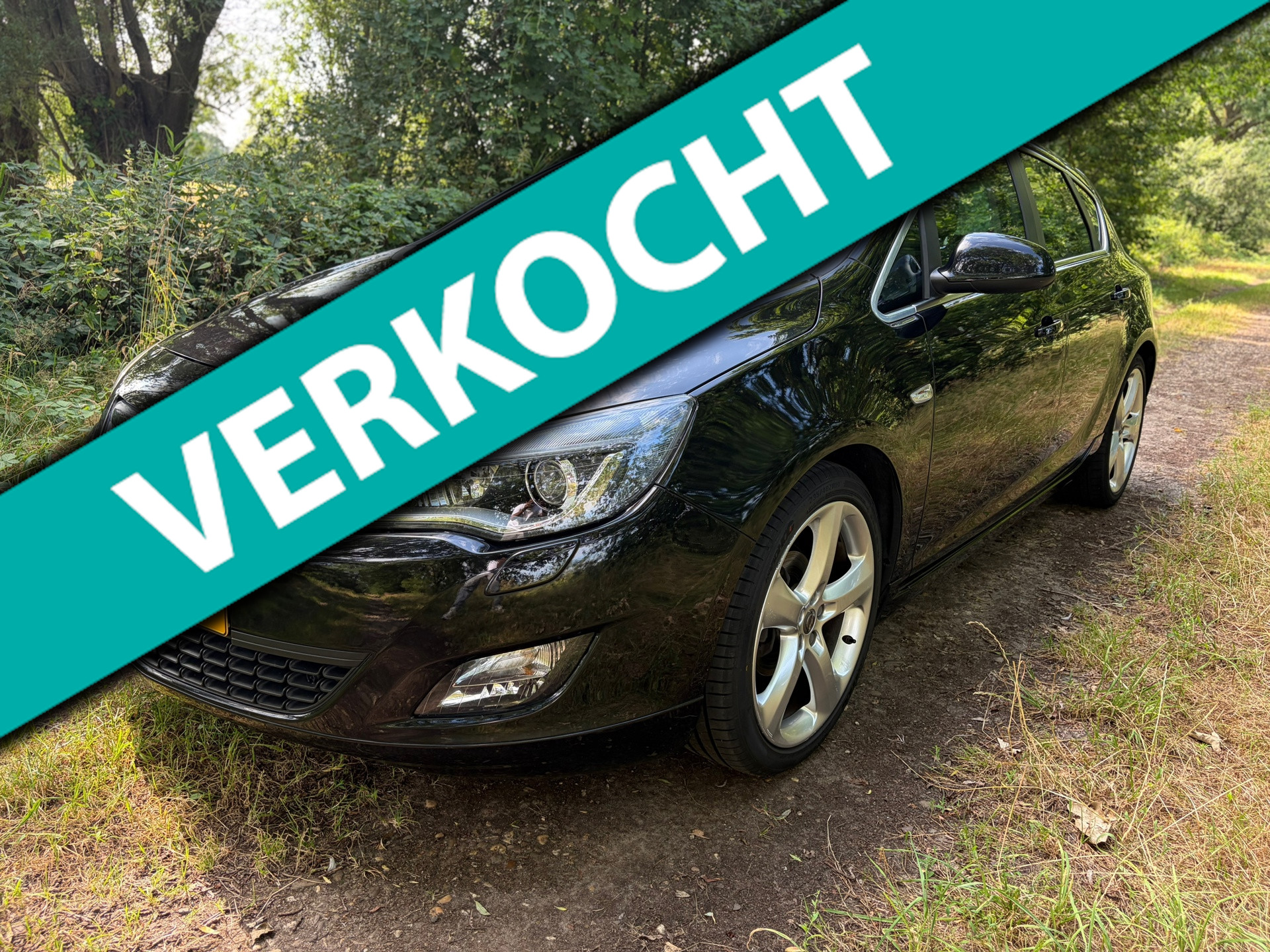 Opel Astra 1.4 Turbo Cosmo 2011 - voorkant