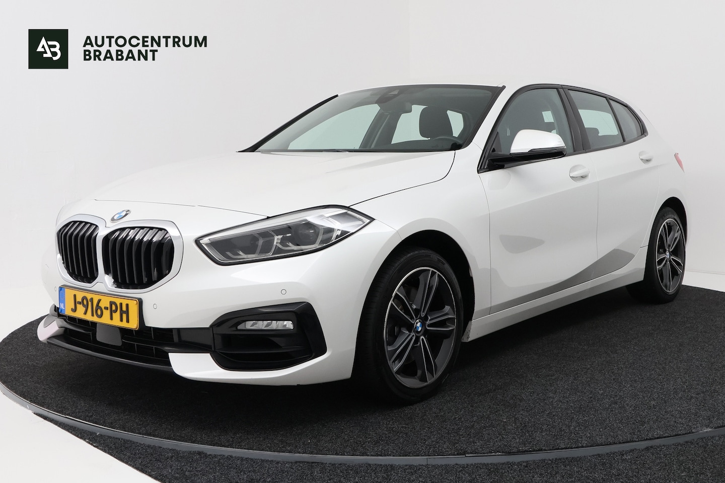 BMW 118i 118i Executive Edition (SFEERVERLICHTING, NAVIGATIE, CRUISE CONTROL, PARKEERSENSOREN, DEALER ONDERHOUDEN) 2020 - voorkant