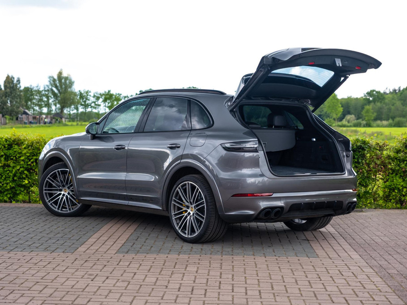 Foto van Porsche Cayenne Turbo S E-hybrid