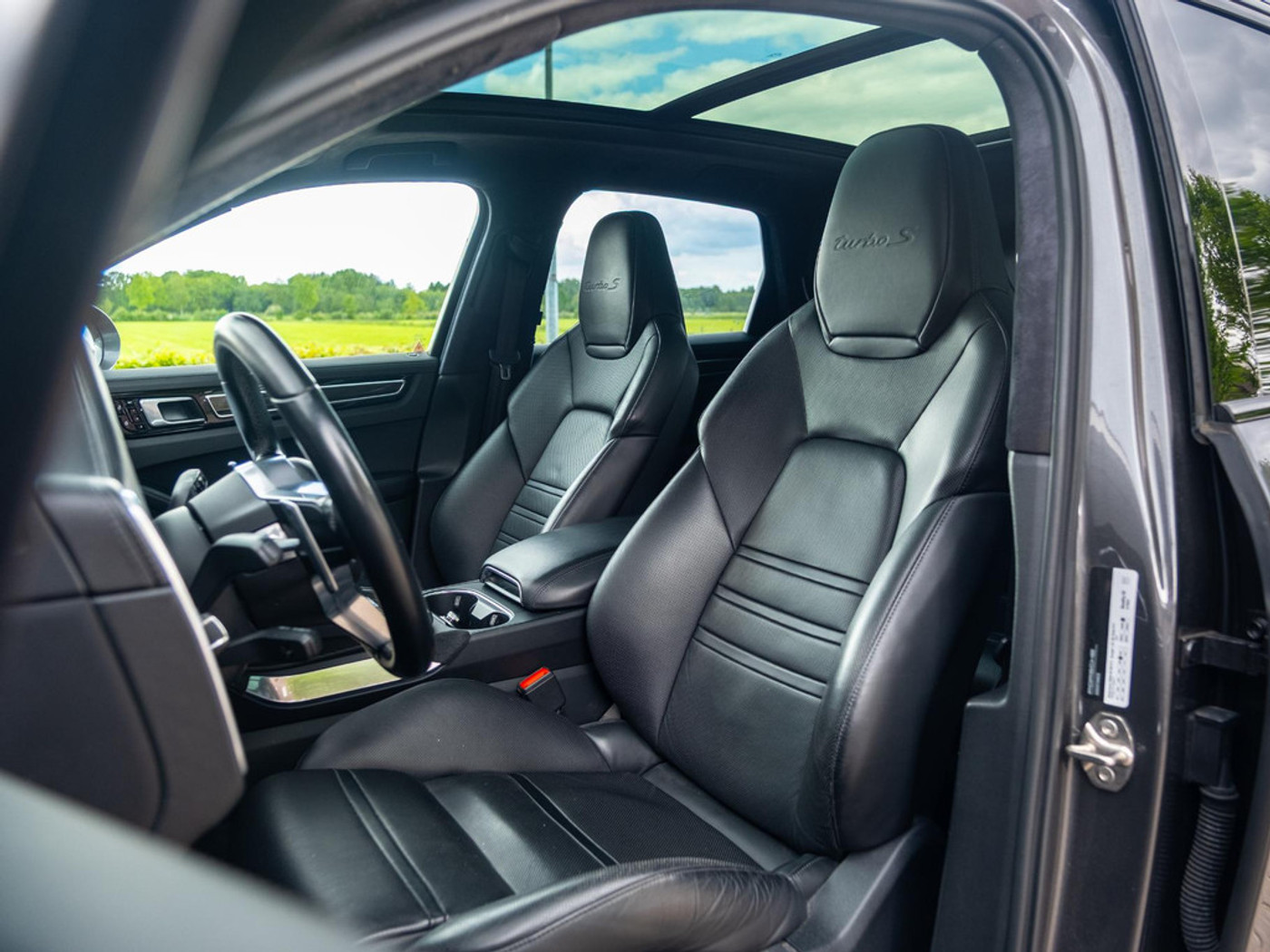 Foto van Porsche Cayenne Turbo S E-hybrid