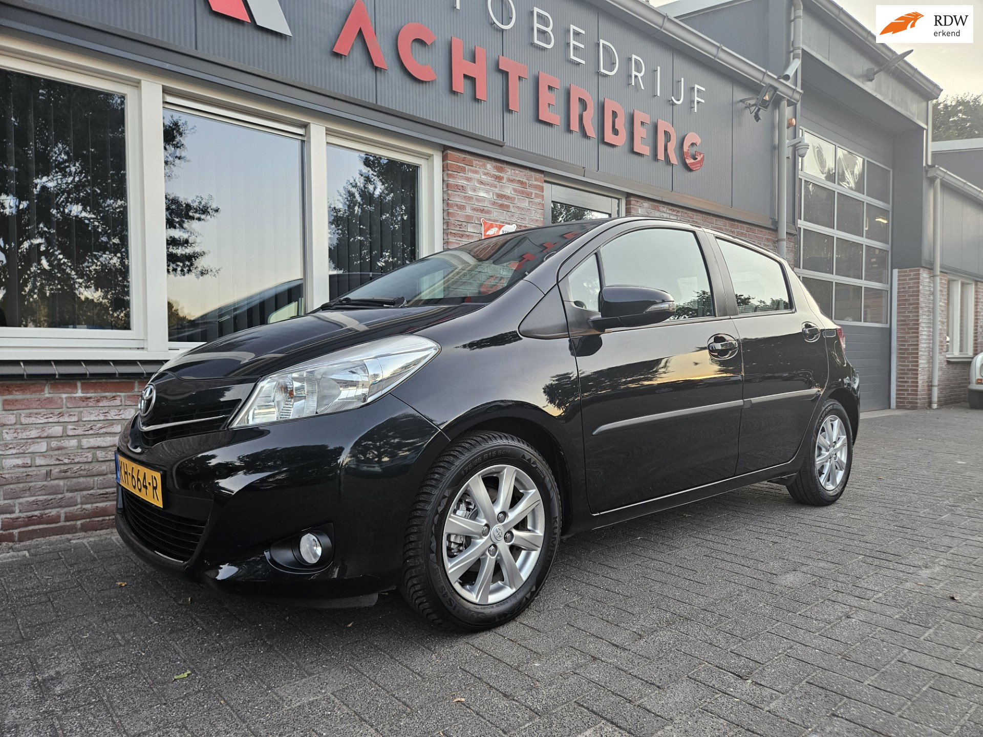 Toyota Toyota Yaris 1.0 VVT-i Aspiration Airco! Trekhaak! 5-Deurs! Nette Auto! 2014 - voorkant