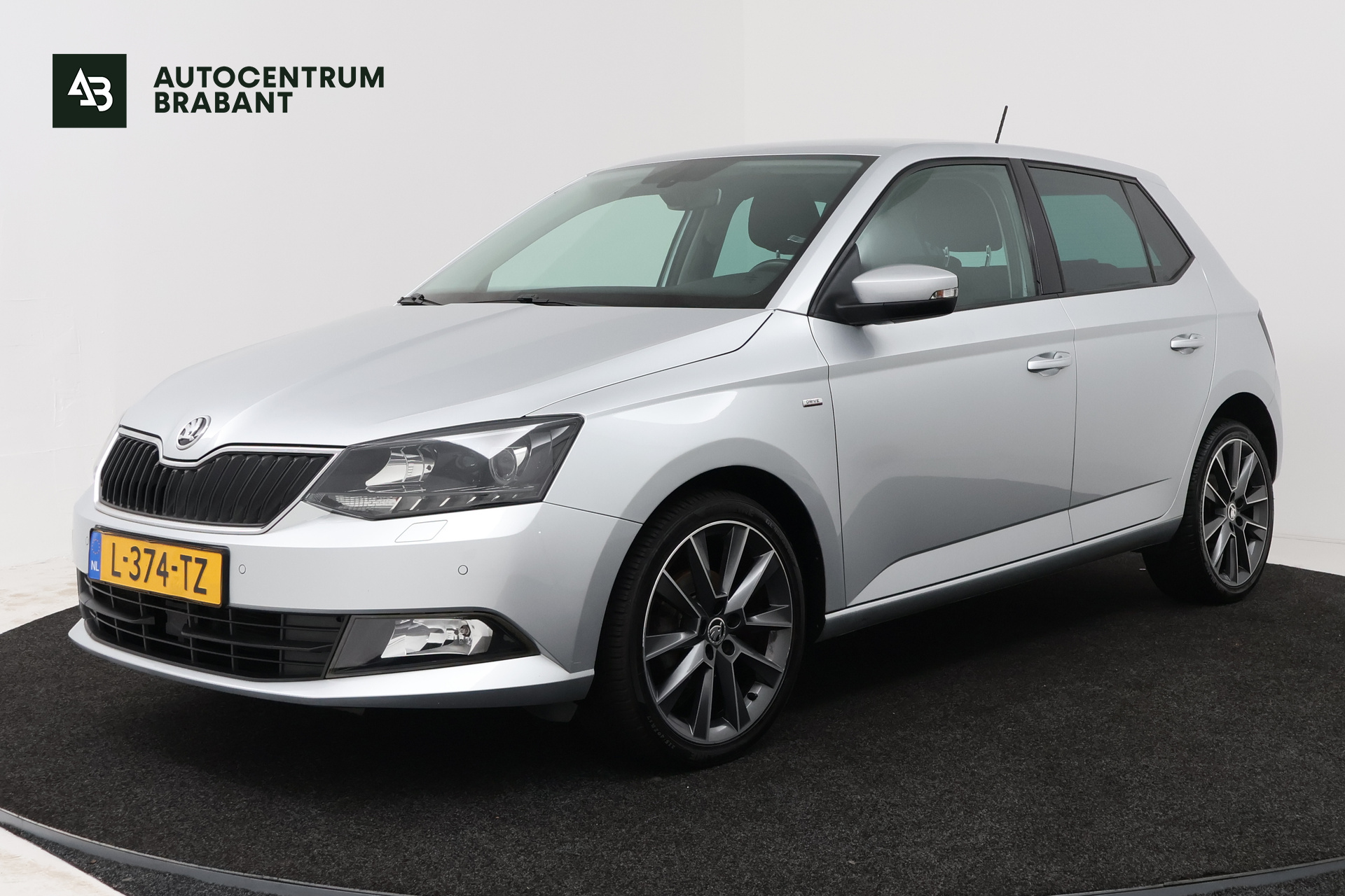 Skoda Fabia 1.0 Sport (NAVIGATIE, STOELVERWARMING, CLIMA, PDC, LED, XENON, CARPLAY, STUURBEDIENING) 2017 - voorkant