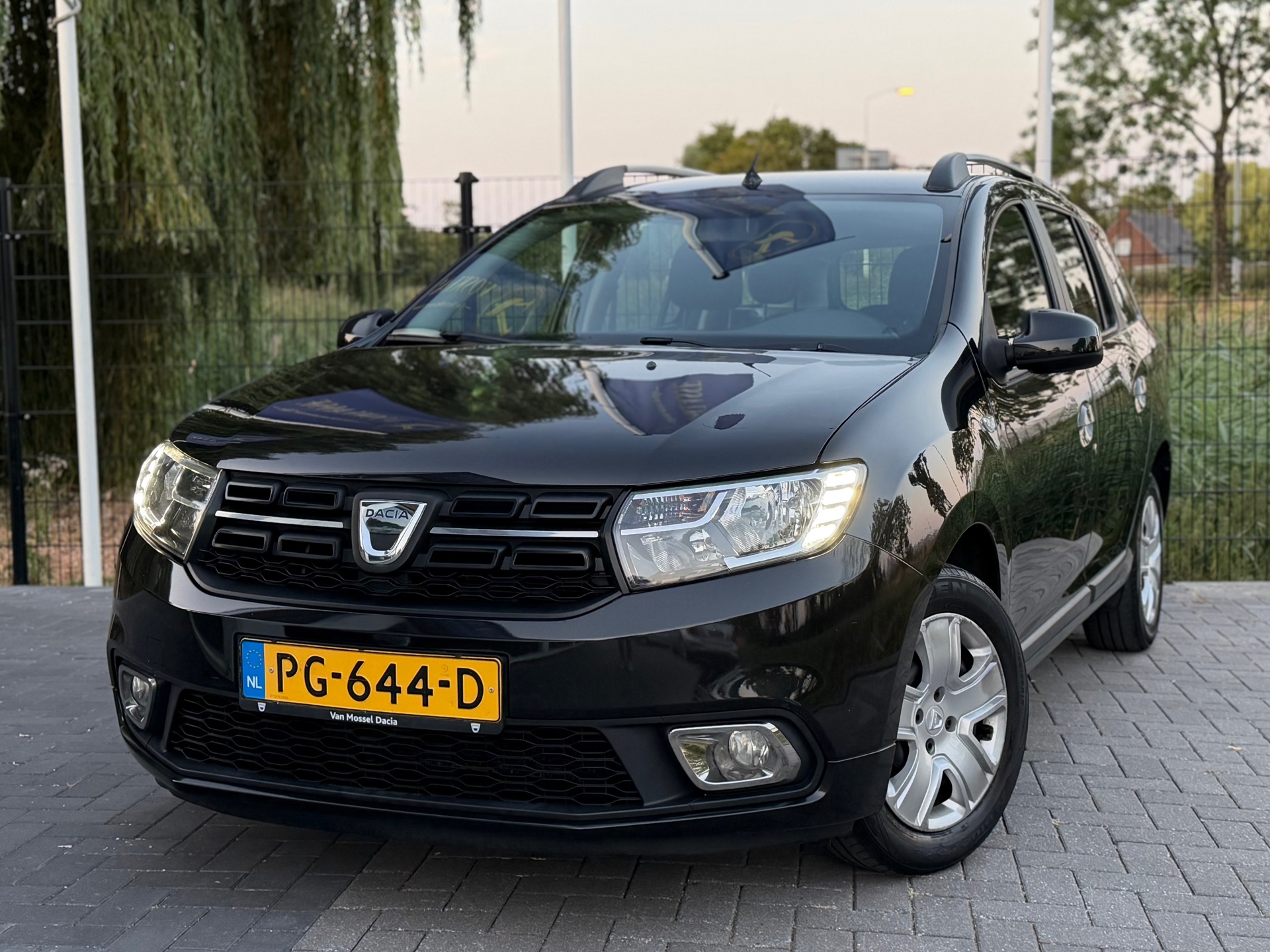 Dacia Logan 0.9 TCe SL Royaal AUT / AIRCO / CRUISE / PDC / TREKHAAK 2017 - voorkant