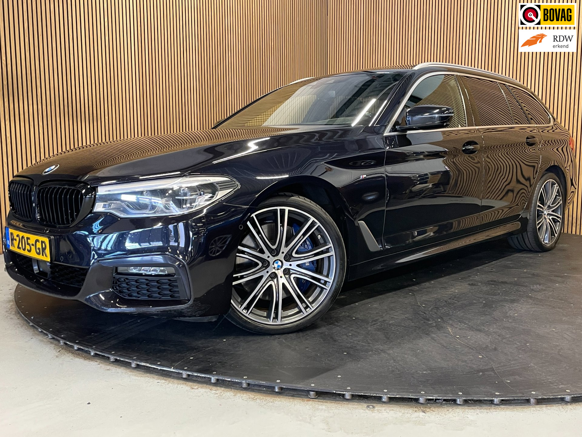 BMW 540d xDrive 540d xDrive High Executive|320PK|EURO 6|FULL OPTION|AFN.TREKHK|PANO|LEDER|MEMORY|HARMAN/KARDON|STOELVERW V+A| 2019 - voorkant